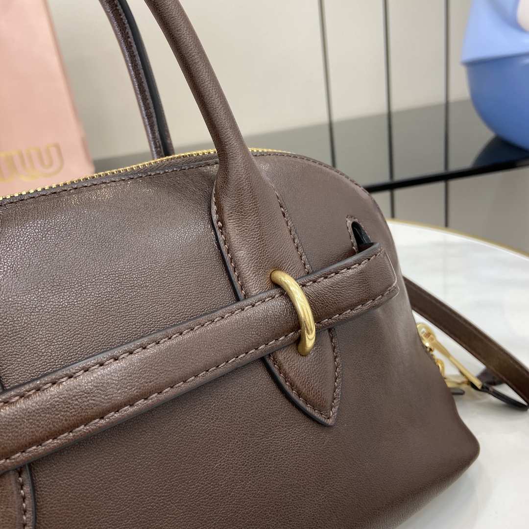 图片[5]-p1900 MiuMiu新品保龄球包釆用顶级复古植柔羊皮复古磨砂感做旧金属配件这款Aventure Nappa 皮革手提包灵感源自 MiuMiu典藏单品其结构经过调整变得更加轻便焕发全新个性打造具有隽永魅力的经典包款多元素的设计赋予这款手提包独特美感和经典气息可拆卸可调节皮革肩带帆布内里配拉链口袋和贴袋
型号：5bb169
尺寸：28（长）x 16.5（宽）x 10cm（厚）
颜色：酒红色/-高仿包包
