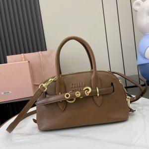 p1900 MiuMiu新品保龄球包釆用顶级复古植柔羊皮复古磨砂感做旧金属配件这款Aventure Nappa 皮革手提包灵感源自 MiuMiu典藏单品其结构经过调整变得更加轻便焕发全新个性打造具有隽永魅力的经典包款多元素的设计赋予这款手提包独特美感和经典气息可拆卸可调节皮革肩带帆布内里配拉链口袋和贴袋
型号：5bb169
尺寸：28（长）x 16.5（宽）x 10cm（厚）
颜色：棕色/-高仿包包