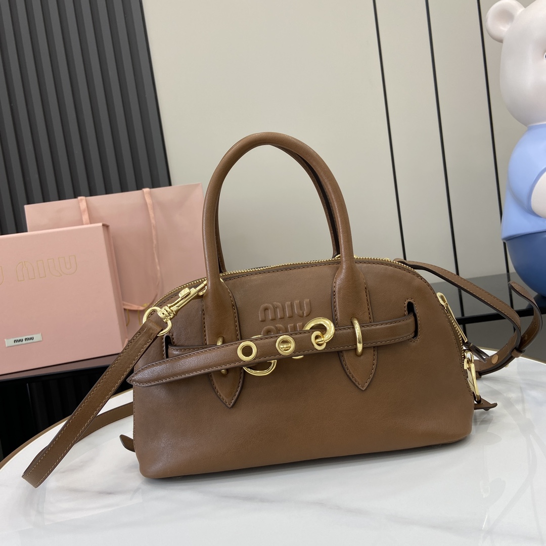 p1900 MiuMiu新品保龄球包釆用顶级复古植柔羊皮复古磨砂感做旧金属配件这款Aventure Nappa 皮革手提包灵感源自 MiuMiu典藏单品其结构经过调整变得更加轻便焕发全新个性打造具有隽永魅力的经典包款多元素的设计赋予这款手提包独特美感和经典气息可拆卸可调节皮革肩带帆布内里配拉链口袋和贴袋
型号：5bb169
尺寸：28（长）x 16.5（宽）x 10cm（厚）
颜色：棕色/-高仿包包
