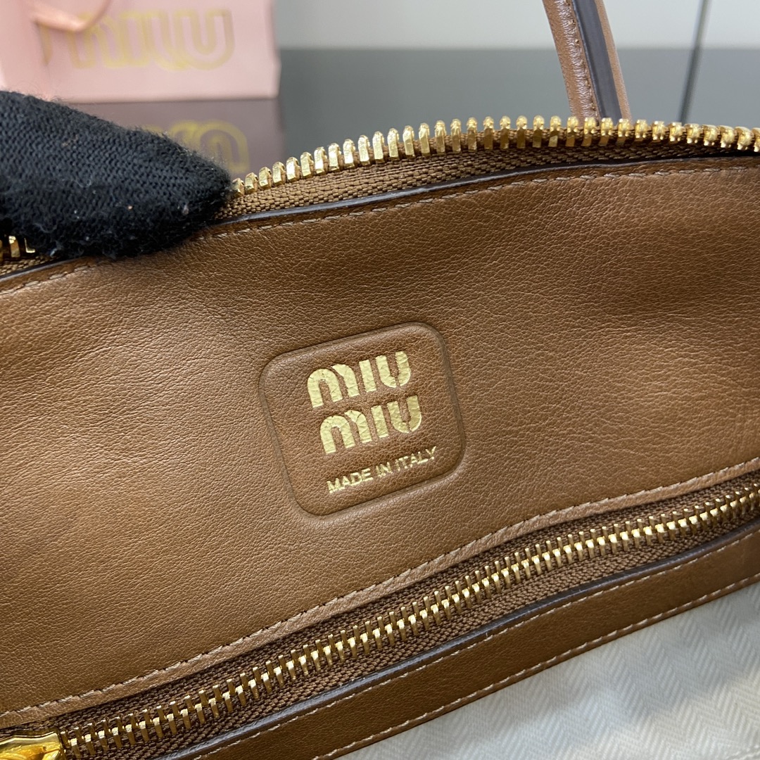 图片[9]-p1900 MiuMiu新品保龄球包釆用顶级复古植柔羊皮复古磨砂感做旧金属配件这款Aventure Nappa 皮革手提包灵感源自 MiuMiu典藏单品其结构经过调整变得更加轻便焕发全新个性打造具有隽永魅力的经典包款多元素的设计赋予这款手提包独特美感和经典气息可拆卸可调节皮革肩带帆布内里配拉链口袋和贴袋
型号：5bb169
尺寸：28（长）x 16.5（宽）x 10cm（厚）
颜色：棕色/-高仿包包