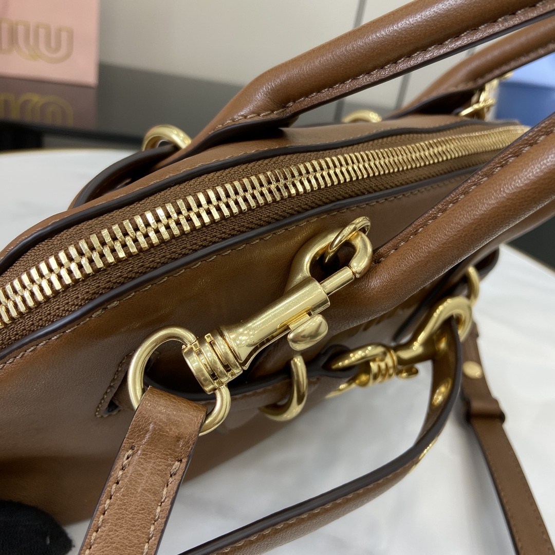 图片[7]-p1900 MiuMiu新品保龄球包釆用顶级复古植柔羊皮复古磨砂感做旧金属配件这款Aventure Nappa 皮革手提包灵感源自 MiuMiu典藏单品其结构经过调整变得更加轻便焕发全新个性打造具有隽永魅力的经典包款多元素的设计赋予这款手提包独特美感和经典气息可拆卸可调节皮革肩带帆布内里配拉链口袋和贴袋
型号：5bb169
尺寸：28（长）x 16.5（宽）x 10cm（厚）
颜色：棕色/-高仿包包
