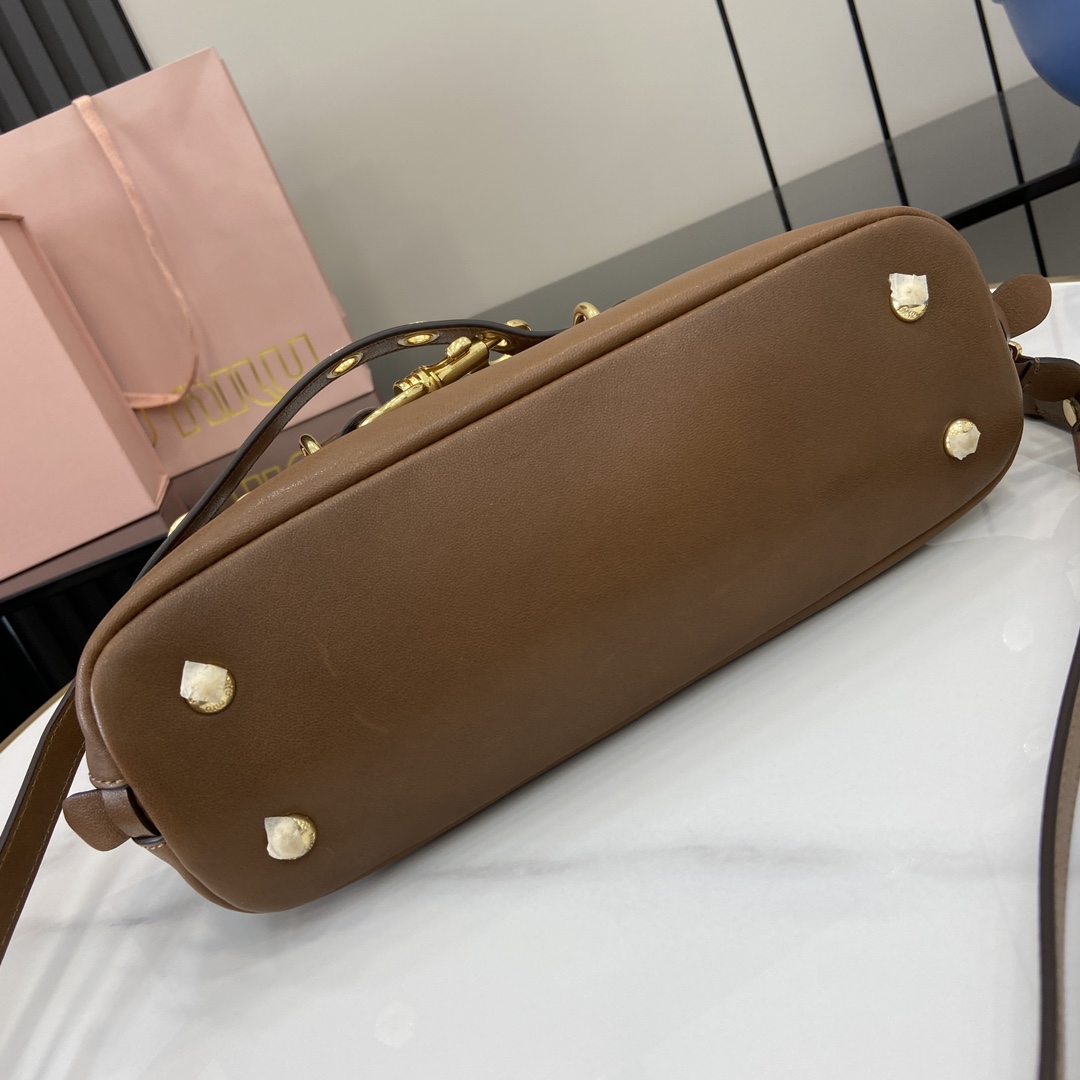 图片[4]-p1900 MiuMiu新品保龄球包釆用顶级复古植柔羊皮复古磨砂感做旧金属配件这款Aventure Nappa 皮革手提包灵感源自 MiuMiu典藏单品其结构经过调整变得更加轻便焕发全新个性打造具有隽永魅力的经典包款多元素的设计赋予这款手提包独特美感和经典气息可拆卸可调节皮革肩带帆布内里配拉链口袋和贴袋
型号：5bb169
尺寸：28（长）x 16.5（宽）x 10cm（厚）
颜色：棕色/-高仿包包
