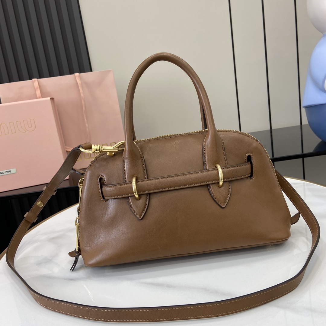 图片[3]-p1900 MiuMiu新品保龄球包釆用顶级复古植柔羊皮复古磨砂感做旧金属配件这款Aventure Nappa 皮革手提包灵感源自 MiuMiu典藏单品其结构经过调整变得更加轻便焕发全新个性打造具有隽永魅力的经典包款多元素的设计赋予这款手提包独特美感和经典气息可拆卸可调节皮革肩带帆布内里配拉链口袋和贴袋
型号：5bb169
尺寸：28（长）x 16.5（宽）x 10cm（厚）
颜色：棕色/-高仿包包