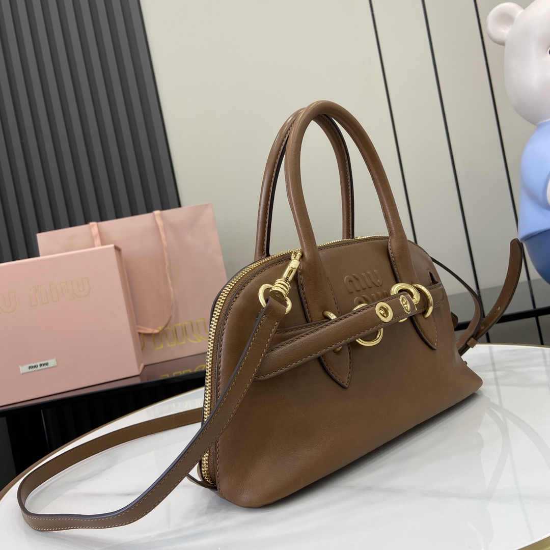 图片[2]-p1900 MiuMiu新品保龄球包釆用顶级复古植柔羊皮复古磨砂感做旧金属配件这款Aventure Nappa 皮革手提包灵感源自 MiuMiu典藏单品其结构经过调整变得更加轻便焕发全新个性打造具有隽永魅力的经典包款多元素的设计赋予这款手提包独特美感和经典气息可拆卸可调节皮革肩带帆布内里配拉链口袋和贴袋
型号：5bb169
尺寸：28（长）x 16.5（宽）x 10cm（厚）
颜色：棕色/-高仿包包