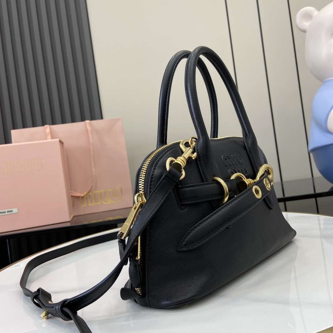 图片[2]-p1900 MiuMiu新品保龄球包釆用顶级复古植柔羊皮复古磨砂感做旧金属配件这款Aventure Nappa 皮革手提包灵感源自 MiuMiu典藏单品其结构经过调整变得更加轻便焕发全新个性打造具有隽永魅力的经典包款多元素的设计赋予这款手提包独特美感和经典气息可拆卸可调节皮革肩带帆布内里配拉链口袋和贴袋型号：5bb169尺寸：28（长）x 16.5（宽）x 10cm（厚）颜色：黑色/-高仿包包