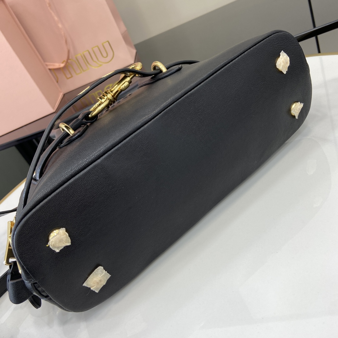 图片[4]-p1900 MiuMiu新品保龄球包釆用顶级复古植柔羊皮复古磨砂感做旧金属配件这款Aventure Nappa 皮革手提包灵感源自 MiuMiu典藏单品其结构经过调整变得更加轻便焕发全新个性打造具有隽永魅力的经典包款多元素的设计赋予这款手提包独特美感和经典气息可拆卸可调节皮革肩带帆布内里配拉链口袋和贴袋型号：5bb169尺寸：28（长）x 16.5（宽）x 10cm（厚）颜色：黑色/-高仿包包