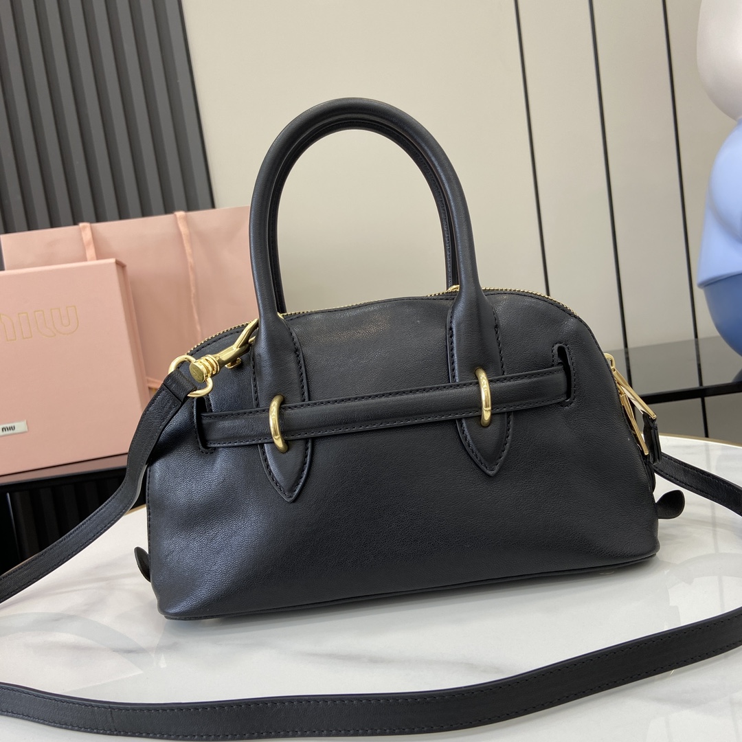 图片[3]-p1900 MiuMiu新品保龄球包釆用顶级复古植柔羊皮复古磨砂感做旧金属配件这款Aventure Nappa 皮革手提包灵感源自 MiuMiu典藏单品其结构经过调整变得更加轻便焕发全新个性打造具有隽永魅力的经典包款多元素的设计赋予这款手提包独特美感和经典气息可拆卸可调节皮革肩带帆布内里配拉链口袋和贴袋型号：5bb169尺寸：28（长）x 16.5（宽）x 10cm（厚）颜色：黑色/-高仿包包