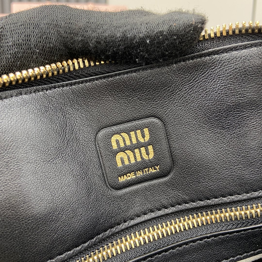 图片[9]-p1900 MiuMiu新品保龄球包釆用顶级复古植柔羊皮复古磨砂感做旧金属配件这款Aventure Nappa 皮革手提包灵感源自 MiuMiu典藏单品其结构经过调整变得更加轻便焕发全新个性打造具有隽永魅力的经典包款多元素的设计赋予这款手提包独特美感和经典气息可拆卸可调节皮革肩带帆布内里配拉链口袋和贴袋型号：5bb169尺寸：28（长）x 16.5（宽）x 10cm（厚）颜色：黑色/-高仿包包