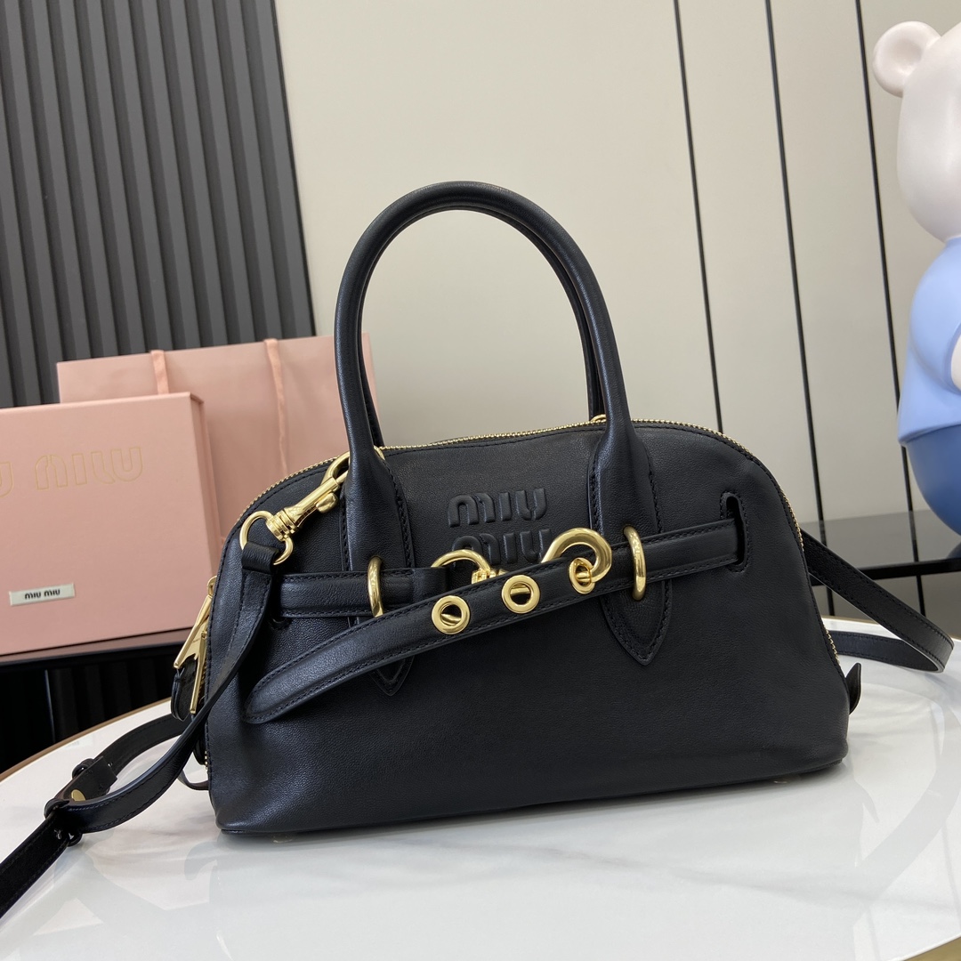 p1900 MiuMiu新品保龄球包釆用顶级复古植柔羊皮复古磨砂感做旧金属配件这款Aventure Nappa 皮革手提包灵感源自 MiuMiu典藏单品其结构经过调整变得更加轻便焕发全新个性打造具有隽永魅力的经典包款多元素的设计赋予这款手提包独特美感和经典气息可拆卸可调节皮革肩带帆布内里配拉链口袋和贴袋型号：5bb169尺寸：28（长）x 16.5（宽）x 10cm（厚）颜色：黑色/-高仿包包