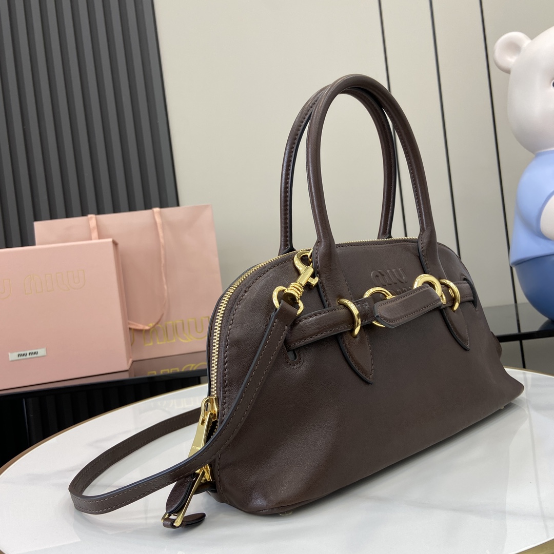 图片[2]-p2080 MiuMiu新品保龄球包釆用顶级复古植柔羊皮复古磨砂感做旧金属配件这款Aventure Nappa 皮革手提包灵感源自 MiuMiu典藏单品其结构经过调整变得更加轻便焕发全新个性打造具有隽永魅力的经典包款多元素的设计赋予这款手提包独特美感和经典气息可拆卸可调节皮革肩带帆布内里配拉链口袋和贴袋
型号：5bb168
尺寸：33（长）x 16.5（宽）x 10cm（厚）
颜色：酒红色/-高仿包包