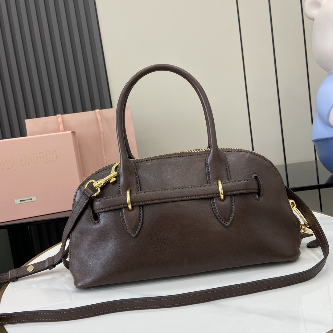 图片[3]-p2080 MiuMiu新品保龄球包釆用顶级复古植柔羊皮复古磨砂感做旧金属配件这款Aventure Nappa 皮革手提包灵感源自 MiuMiu典藏单品其结构经过调整变得更加轻便焕发全新个性打造具有隽永魅力的经典包款多元素的设计赋予这款手提包独特美感和经典气息可拆卸可调节皮革肩带帆布内里配拉链口袋和贴袋
型号：5bb168
尺寸：33（长）x 16.5（宽）x 10cm（厚）
颜色：酒红色/-高仿包包