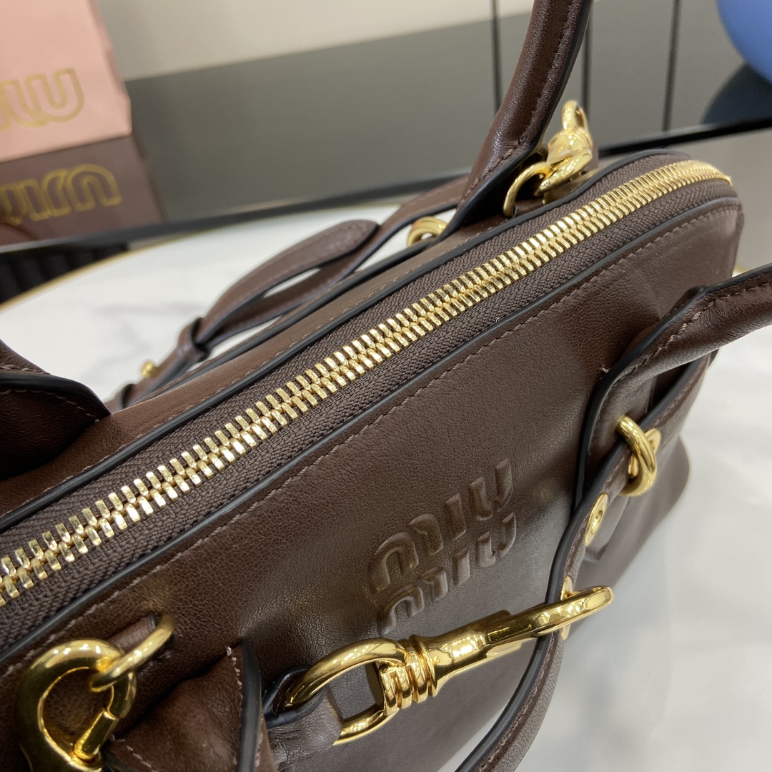 图片[7]-p2080 MiuMiu新品保龄球包釆用顶级复古植柔羊皮复古磨砂感做旧金属配件这款Aventure Nappa 皮革手提包灵感源自 MiuMiu典藏单品其结构经过调整变得更加轻便焕发全新个性打造具有隽永魅力的经典包款多元素的设计赋予这款手提包独特美感和经典气息可拆卸可调节皮革肩带帆布内里配拉链口袋和贴袋
型号：5bb168
尺寸：33（长）x 16.5（宽）x 10cm（厚）
颜色：酒红色/-高仿包包