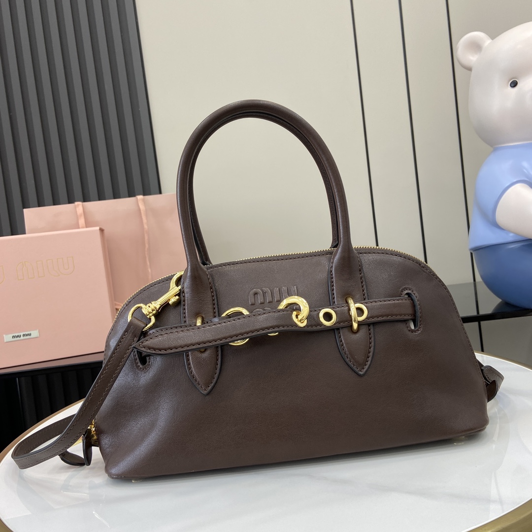 p2080 MiuMiu新品保龄球包釆用顶级复古植柔羊皮复古磨砂感做旧金属配件这款Aventure Nappa 皮革手提包灵感源自 MiuMiu典藏单品其结构经过调整变得更加轻便焕发全新个性打造具有隽永魅力的经典包款多元素的设计赋予这款手提包独特美感和经典气息可拆卸可调节皮革肩带帆布内里配拉链口袋和贴袋
型号：5bb168
尺寸：33（长）x 16.5（宽）x 10cm（厚）
颜色：酒红色/-高仿包包