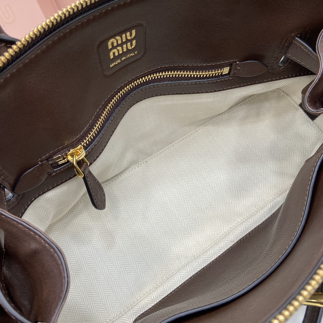 图片[8]-p2080 MiuMiu新品保龄球包釆用顶级复古植柔羊皮复古磨砂感做旧金属配件这款Aventure Nappa 皮革手提包灵感源自 MiuMiu典藏单品其结构经过调整变得更加轻便焕发全新个性打造具有隽永魅力的经典包款多元素的设计赋予这款手提包独特美感和经典气息可拆卸可调节皮革肩带帆布内里配拉链口袋和贴袋
型号：5bb168
尺寸：33（长）x 16.5（宽）x 10cm（厚）
颜色：酒红色/-高仿包包