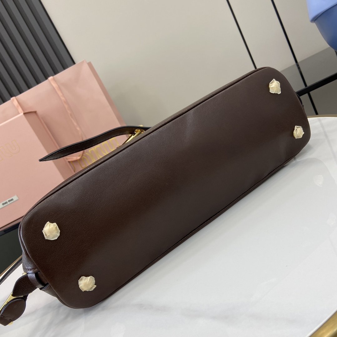 图片[4]-p2080 MiuMiu新品保龄球包釆用顶级复古植柔羊皮复古磨砂感做旧金属配件这款Aventure Nappa 皮革手提包灵感源自 MiuMiu典藏单品其结构经过调整变得更加轻便焕发全新个性打造具有隽永魅力的经典包款多元素的设计赋予这款手提包独特美感和经典气息可拆卸可调节皮革肩带帆布内里配拉链口袋和贴袋
型号：5bb168
尺寸：33（长）x 16.5（宽）x 10cm（厚）
颜色：酒红色/-高仿包包