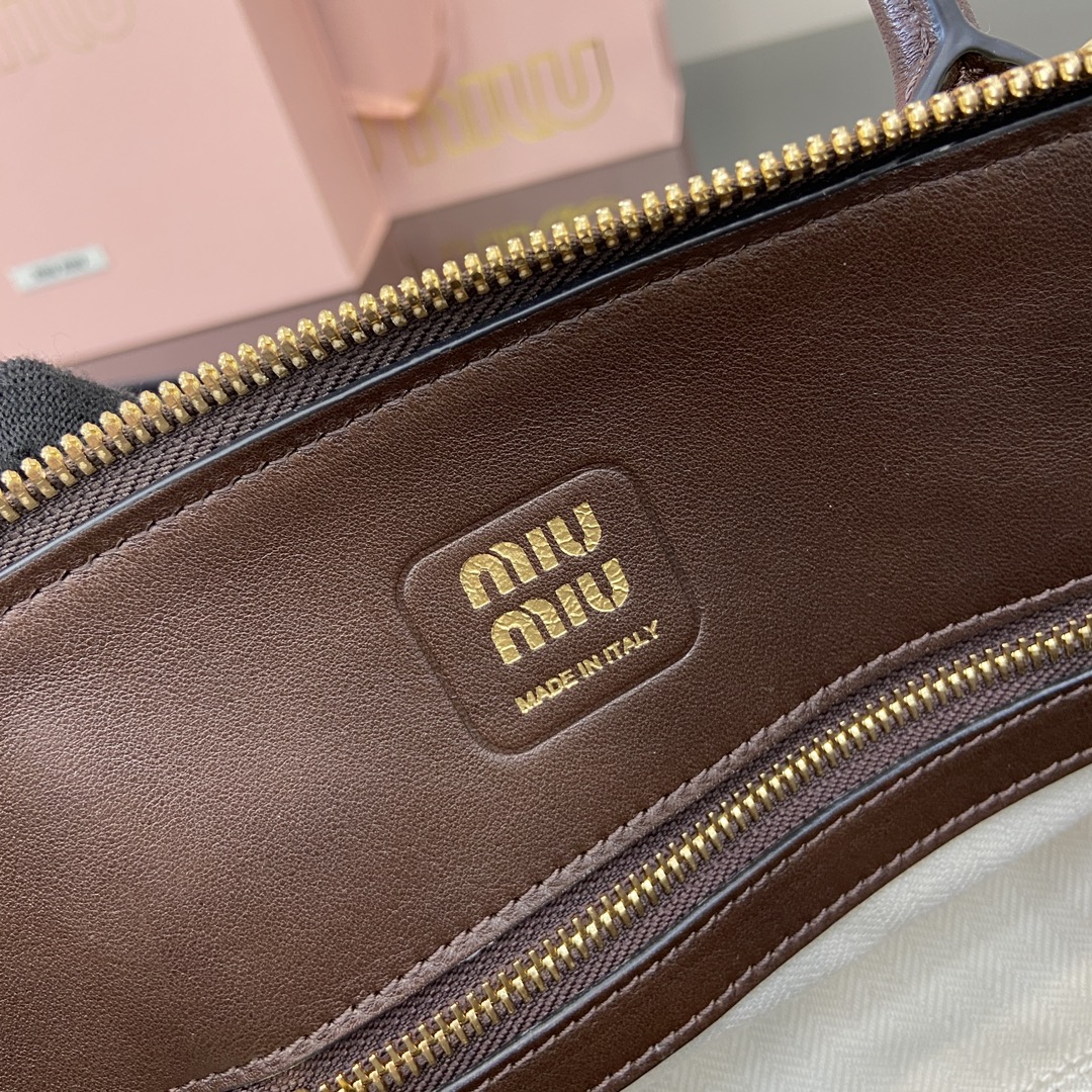 图片[9]-p2080 MiuMiu新品保龄球包釆用顶级复古植柔羊皮复古磨砂感做旧金属配件这款Aventure Nappa 皮革手提包灵感源自 MiuMiu典藏单品其结构经过调整变得更加轻便焕发全新个性打造具有隽永魅力的经典包款多元素的设计赋予这款手提包独特美感和经典气息可拆卸可调节皮革肩带帆布内里配拉链口袋和贴袋
型号：5bb168
尺寸：33（长）x 16.5（宽）x 10cm（厚）
颜色：酒红色/-高仿包包