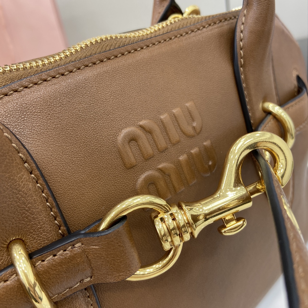 图片[5]-p2080 MiuMiu新品保龄球包釆用顶级复古植柔羊皮复古磨砂感做旧金属配件这款Aventure Nappa 皮革手提包灵感源自 MiuMiu典藏单品其结构经过调整变得更加轻便焕发全新个性打造具有隽永魅力的经典包款多元素的设计赋予这款手提包独特美感和经典气息可拆卸可调节皮革肩带帆布内里配拉链口袋和贴袋
型号：5bb168
尺寸：33（长）x 16.5（宽）x 10cm（厚）
颜色：棕色/-高仿包包