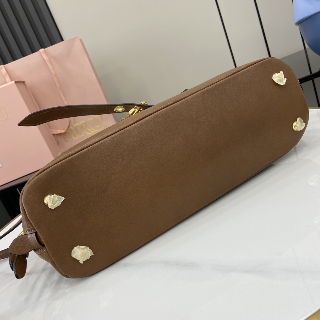 图片[4]-p2080 MiuMiu新品保龄球包釆用顶级复古植柔羊皮复古磨砂感做旧金属配件这款Aventure Nappa 皮革手提包灵感源自 MiuMiu典藏单品其结构经过调整变得更加轻便焕发全新个性打造具有隽永魅力的经典包款多元素的设计赋予这款手提包独特美感和经典气息可拆卸可调节皮革肩带帆布内里配拉链口袋和贴袋
型号：5bb168
尺寸：33（长）x 16.5（宽）x 10cm（厚）
颜色：棕色/-高仿包包