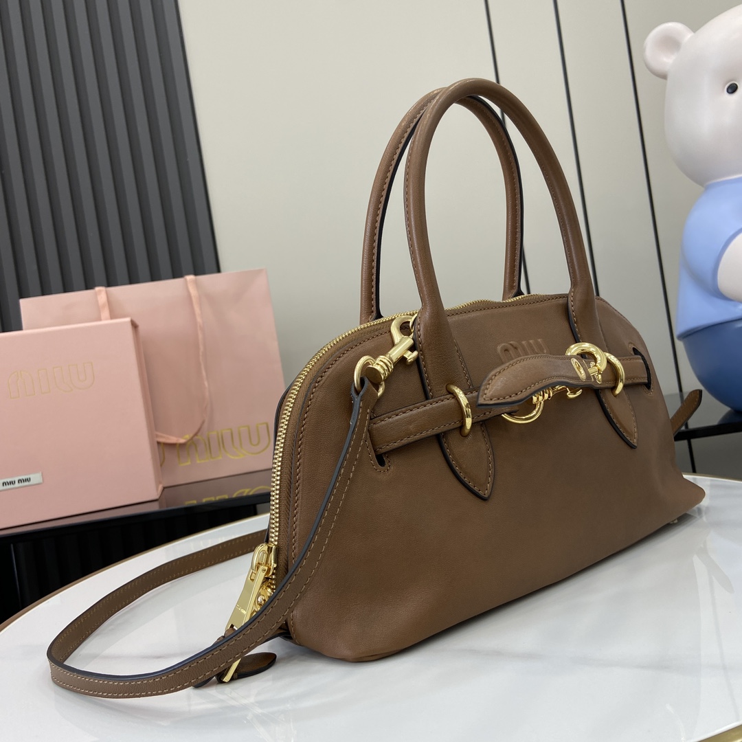 图片[2]-p2080 MiuMiu新品保龄球包釆用顶级复古植柔羊皮复古磨砂感做旧金属配件这款Aventure Nappa 皮革手提包灵感源自 MiuMiu典藏单品其结构经过调整变得更加轻便焕发全新个性打造具有隽永魅力的经典包款多元素的设计赋予这款手提包独特美感和经典气息可拆卸可调节皮革肩带帆布内里配拉链口袋和贴袋
型号：5bb168
尺寸：33（长）x 16.5（宽）x 10cm（厚）
颜色：棕色/-高仿包包