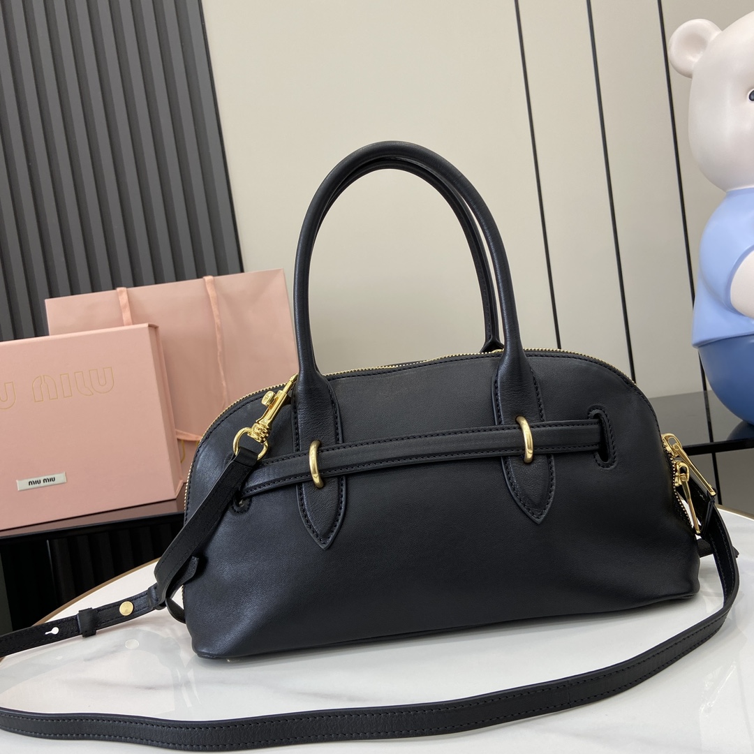 图片[3]-p2080 MiuMiu新品保龄球包釆用顶级复古植柔羊皮复古磨砂感做旧金属配件这款Aventure Nappa 皮革手提包灵感源自 MiuMiu典藏单品其结构经过调整变得更加轻便焕发全新个性打造具有隽永魅力的经典包款多元素的设计赋予这款手提包独特美感和经典气息可拆卸可调节皮革肩带帆布内里配拉链口袋和贴袋
型号：5bb168
尺寸：33（长）x 16.5（宽）x 10cm（厚）
颜色：黑色/-高仿包包