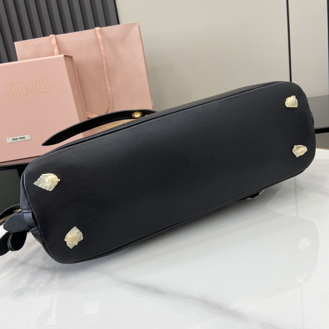 图片[4]-p2080 MiuMiu新品保龄球包釆用顶级复古植柔羊皮复古磨砂感做旧金属配件这款Aventure Nappa 皮革手提包灵感源自 MiuMiu典藏单品其结构经过调整变得更加轻便焕发全新个性打造具有隽永魅力的经典包款多元素的设计赋予这款手提包独特美感和经典气息可拆卸可调节皮革肩带帆布内里配拉链口袋和贴袋
型号：5bb168
尺寸：33（长）x 16.5（宽）x 10cm（厚）
颜色：黑色/-高仿包包