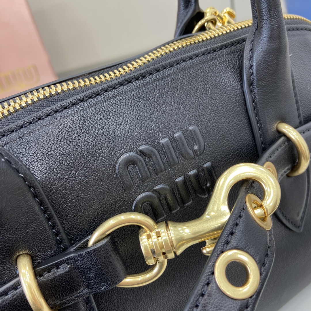 图片[6]-p2080 MiuMiu新品保龄球包釆用顶级复古植柔羊皮复古磨砂感做旧金属配件这款Aventure Nappa 皮革手提包灵感源自 MiuMiu典藏单品其结构经过调整变得更加轻便焕发全新个性打造具有隽永魅力的经典包款多元素的设计赋予这款手提包独特美感和经典气息可拆卸可调节皮革肩带帆布内里配拉链口袋和贴袋
型号：5bb168
尺寸：33（长）x 16.5（宽）x 10cm（厚）
颜色：黑色/-高仿包包