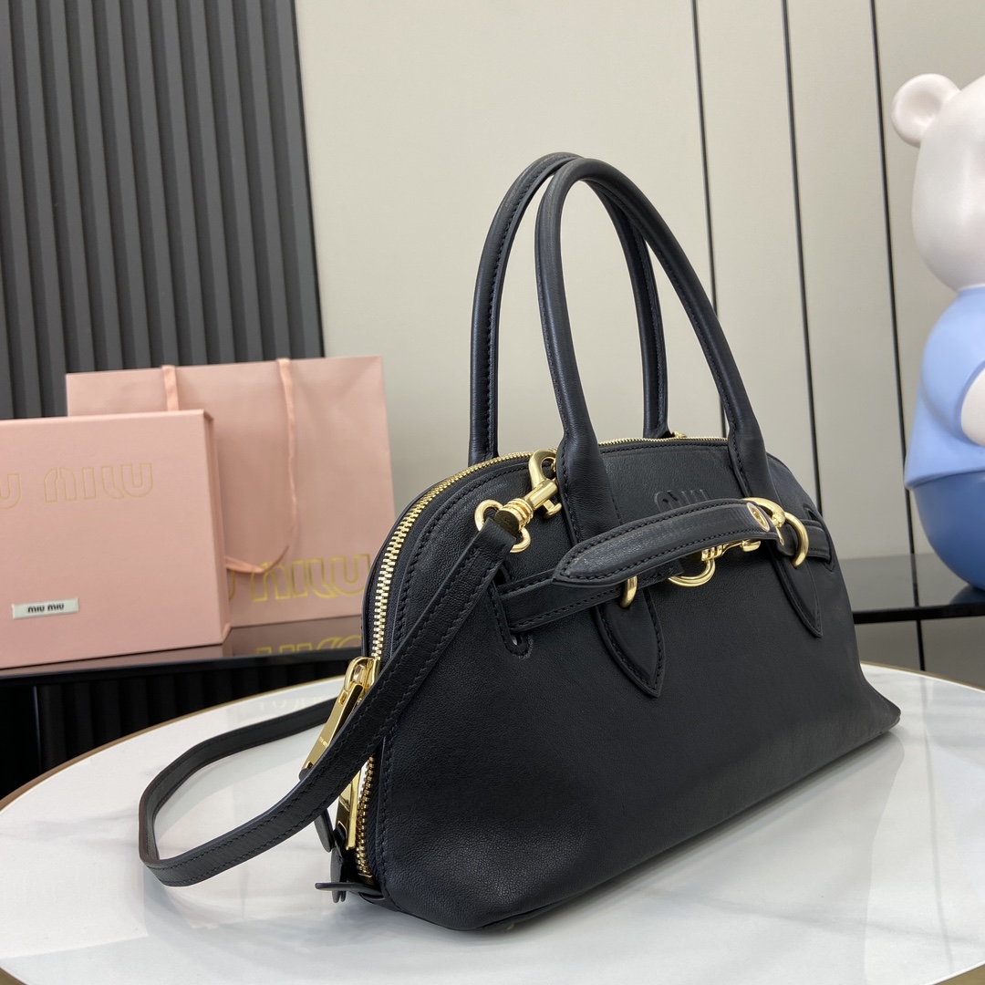 图片[2]-p2080 MiuMiu新品保龄球包釆用顶级复古植柔羊皮复古磨砂感做旧金属配件这款Aventure Nappa 皮革手提包灵感源自 MiuMiu典藏单品其结构经过调整变得更加轻便焕发全新个性打造具有隽永魅力的经典包款多元素的设计赋予这款手提包独特美感和经典气息可拆卸可调节皮革肩带帆布内里配拉链口袋和贴袋
型号：5bb168
尺寸：33（长）x 16.5（宽）x 10cm（厚）
颜色：黑色/-高仿包包