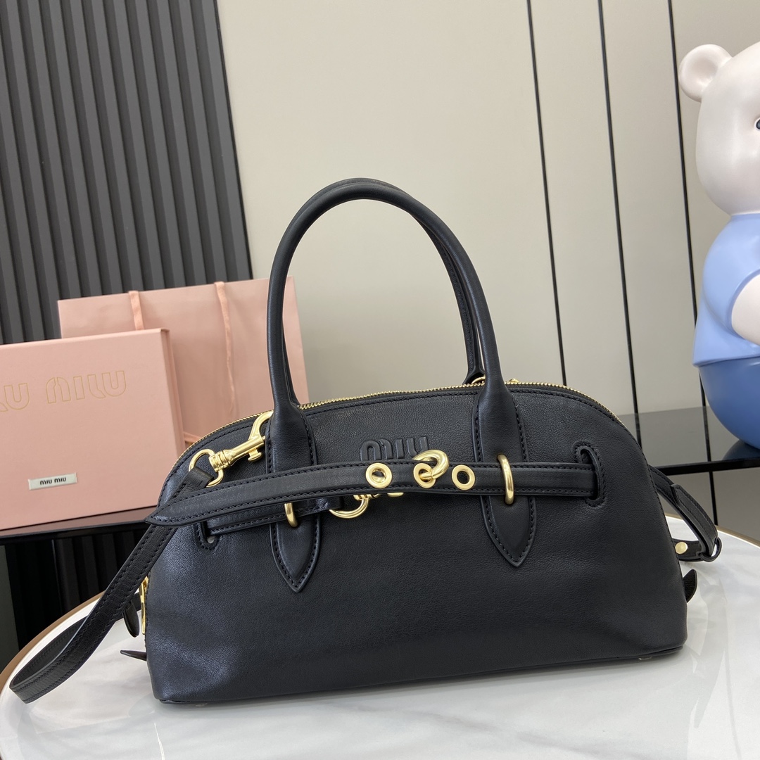 p2080 MiuMiu新品保龄球包釆用顶级复古植柔羊皮复古磨砂感做旧金属配件这款Aventure Nappa 皮革手提包灵感源自 MiuMiu典藏单品其结构经过调整变得更加轻便焕发全新个性打造具有隽永魅力的经典包款多元素的设计赋予这款手提包独特美感和经典气息可拆卸可调节皮革肩带帆布内里配拉链口袋和贴袋
型号：5bb168
尺寸：33（长）x 16.5（宽）x 10cm（厚）
颜色：黑色/-高仿包包
