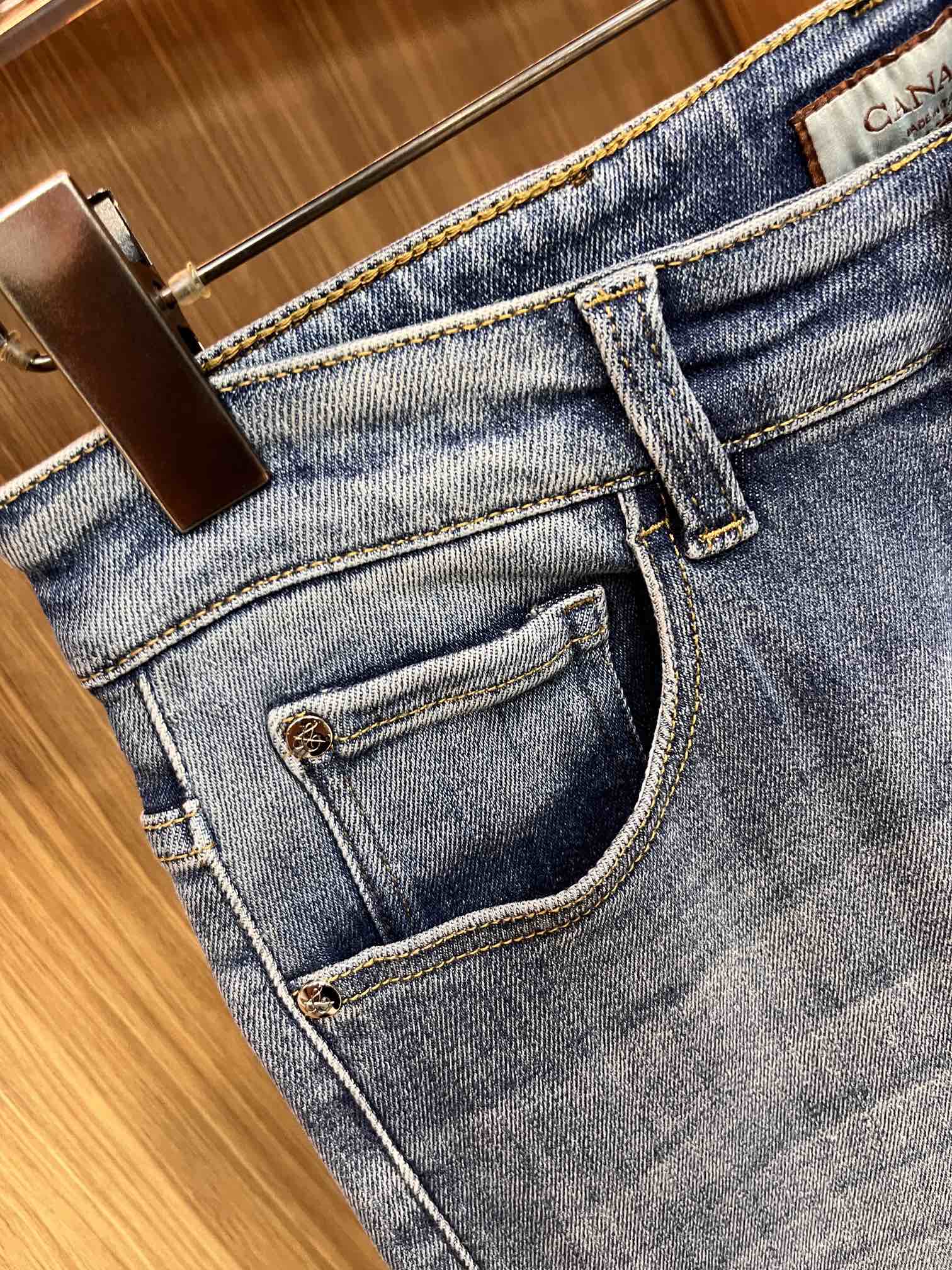 P540 CANALI Fall/Winter 2024! Versatile style Basic five-pocket model compound jeans Classic is very good with clothes Oh how to wear are very taste Breathable and comfortable with a slight elasticity unrestrained Original imported vintage anthracite denim fabric micro-stretch soft feel real low-key luxury is very suitable for fall and winter seasons to wear the standard straight Slim fit wear more comfortable unrestrained Accessories above the special attention to the exquisite original hardware lining are very solid! LWS focus is very cost-effective and very good quality worth buying!Size: 30-38jb13