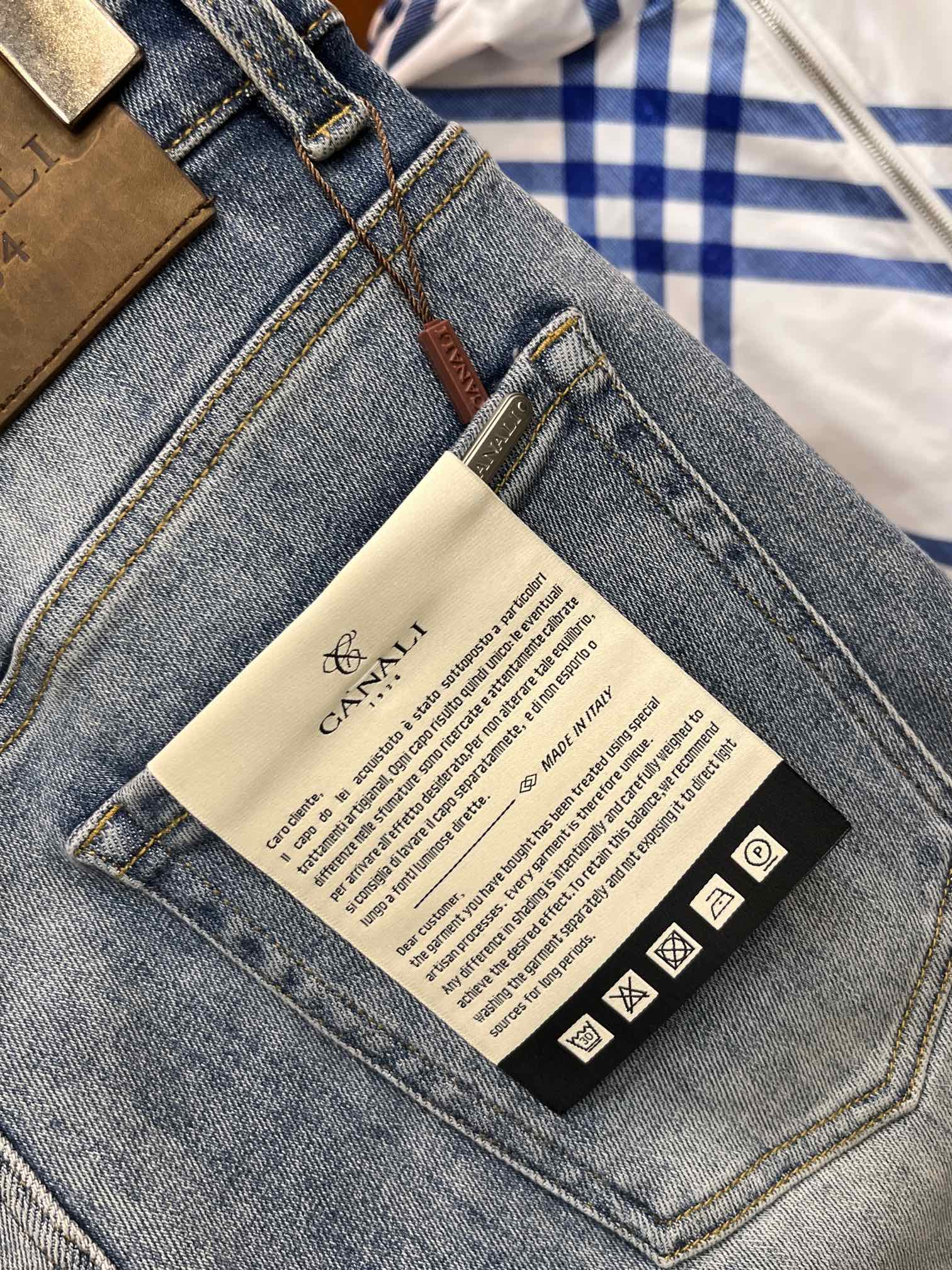 P540 CANALI Fall/Winter 2024! Versatile style Basic five-pocket model compound jeans Classic is very good with clothes Oh how to wear are very taste Breathable and comfortable with a slight elasticity unrestrained Original imported vintage anthracite denim fabric micro-stretch soft feel real low-key luxury is very suitable for fall and winter seasons to wear the standard straight Slim fit wear more comfortable unrestrained Accessories above the special attention to the exquisite original hardware lining are very solid! LWS focus is very cost-effective and very good quality worth buying!Size: 30-38jb13