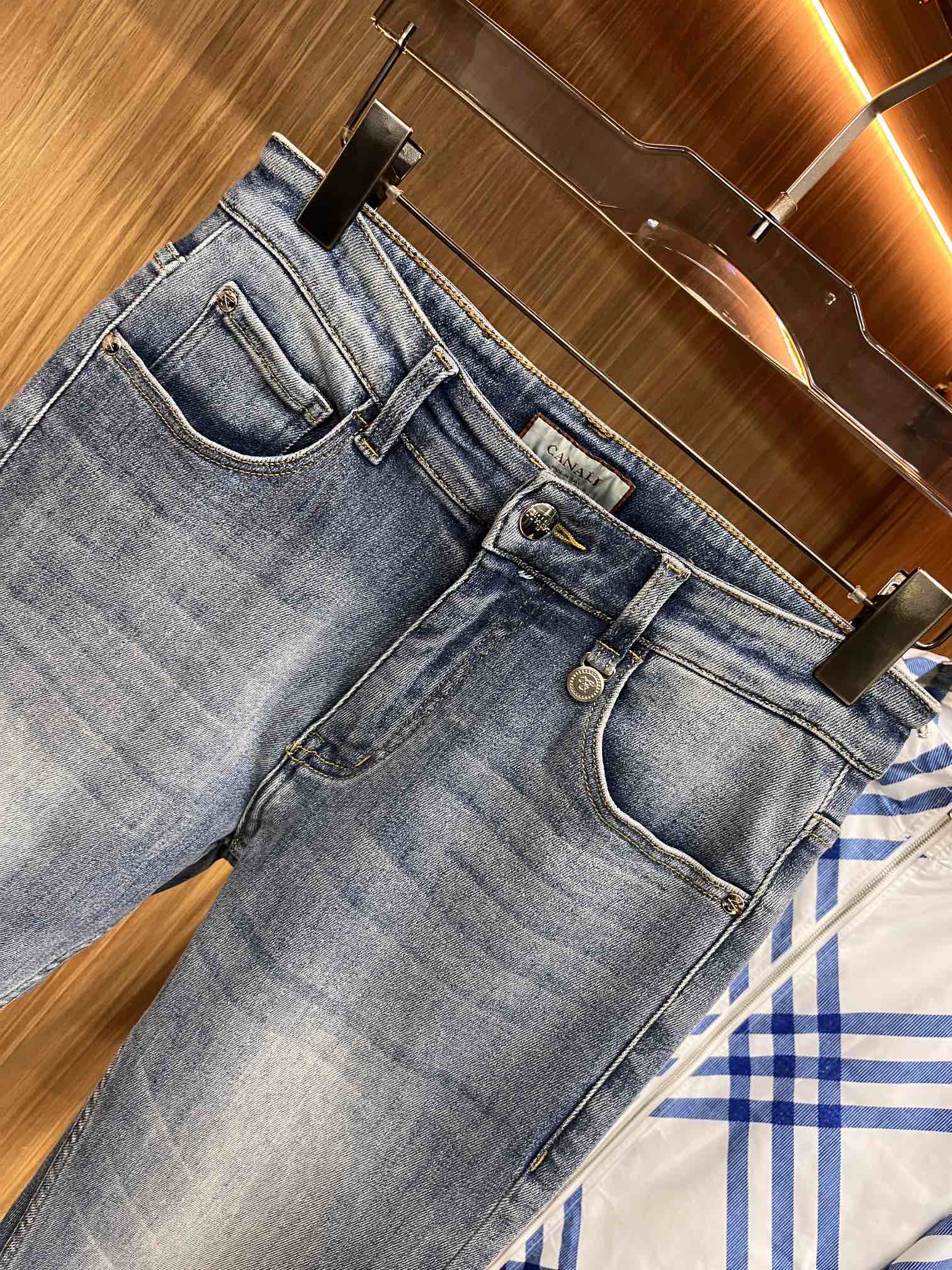 P540 CANALI Fall/Winter 2024! Versatile style Basic five-pocket model compound jeans Classic is very good with clothes Oh how to wear are very taste Breathable and comfortable with a slight elasticity unrestrained Original imported vintage anthracite denim fabric micro-stretch soft feel real low-key luxury is very suitable for fall and winter seasons to wear the standard straight Slim fit wear more comfortable unrestrained Accessories above the special attention to the exquisite original hardware lining are very solid! LWS focus is very cost-effective and very good quality worth buying!Size: 30-38jb13
