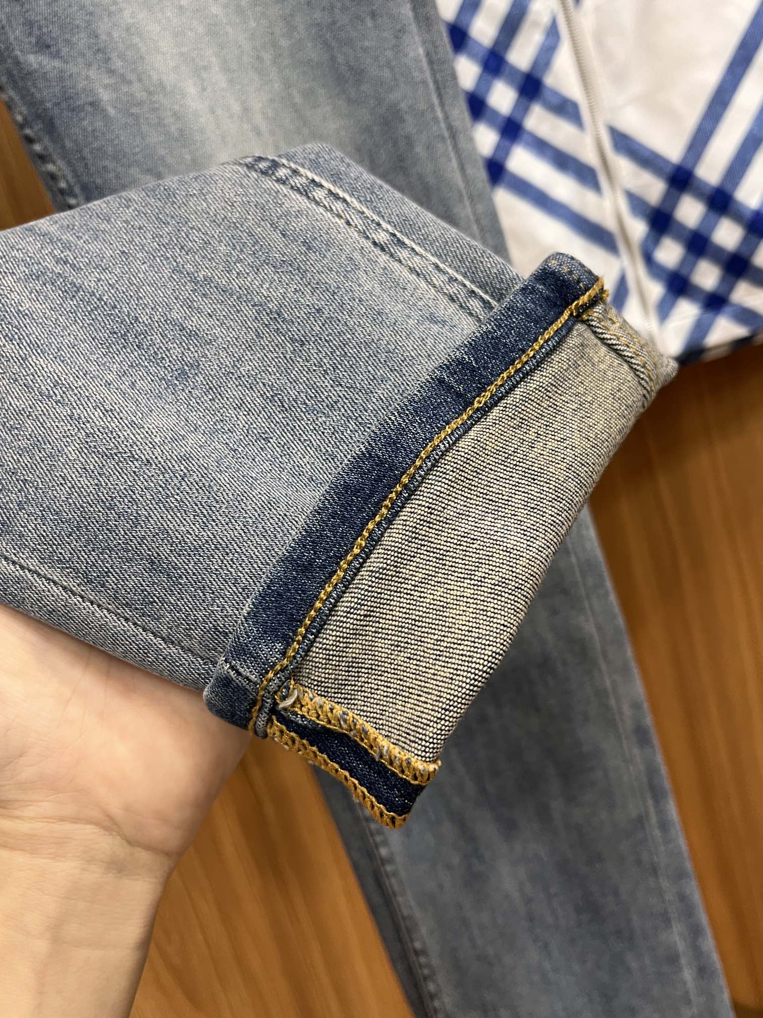P540 CANALI Fall/Winter 2024! Versatile style Basic five-pocket model compound jeans Classic is very good with clothes Oh how to wear are very taste Breathable and comfortable with a slight elasticity unrestrained Original imported vintage anthracite denim fabric micro-stretch soft feel real low-key luxury is very suitable for fall and winter seasons to wear the standard straight Slim fit wear more comfortable unrestrained Accessories above the special attention to the exquisite original hardware lining are very solid! LWS focus is very cost-effective and very good quality worth buying!Size: 30-38jb13