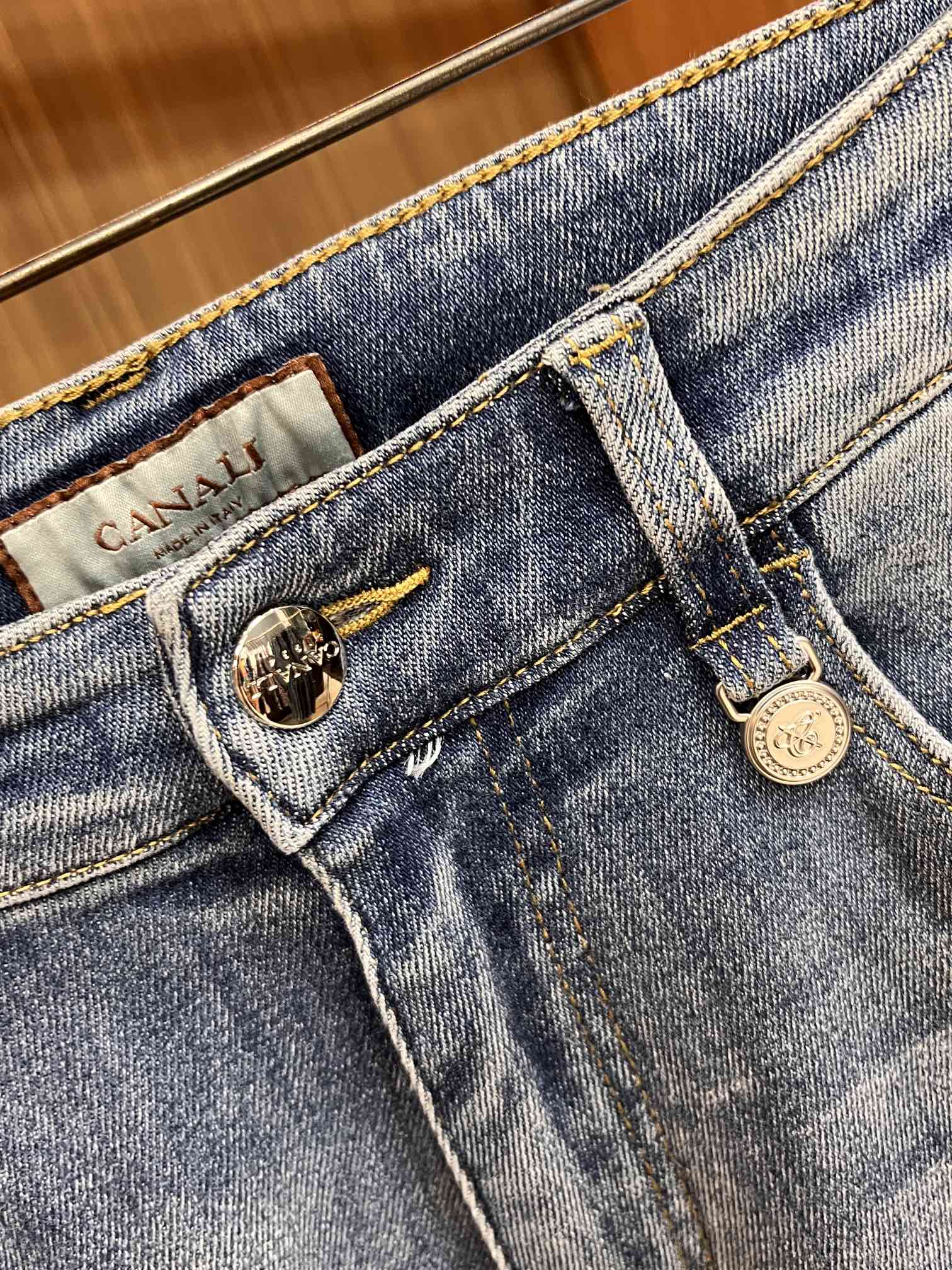 P540 CANALI Fall/Winter 2024! Versatile style Basic five-pocket model compound jeans Classic is very good with clothes Oh how to wear are very taste Breathable and comfortable with a slight elasticity unrestrained Original imported vintage anthracite denim fabric micro-stretch soft feel real low-key luxury is very suitable for fall and winter seasons to wear the standard straight Slim fit wear more comfortable unrestrained Accessories above the special attention to the exquisite original hardware lining are very solid! LWS focus is very cost-effective and very good quality worth buying!Size: 30-38jb13