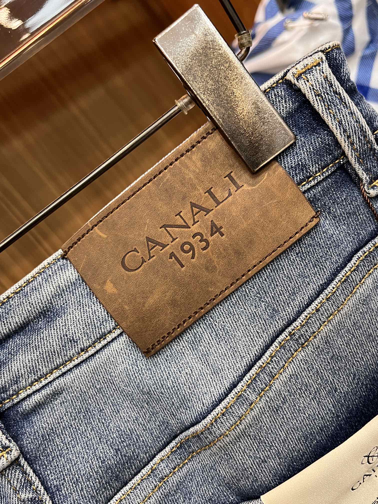 P540 CANALI Fall/Winter 2024! Versatile style Basic five-pocket model compound jeans Classic is very good with clothes Oh how to wear are very taste Breathable and comfortable with a slight elasticity unrestrained Original imported vintage anthracite denim fabric micro-stretch soft feel real low-key luxury is very suitable for fall and winter seasons to wear the standard straight Slim fit wear more comfortable unrestrained Accessories above the special attention to the exquisite original hardware lining are very solid! LWS focus is very cost-effective and very good quality worth buying!Size: 30-38jb13