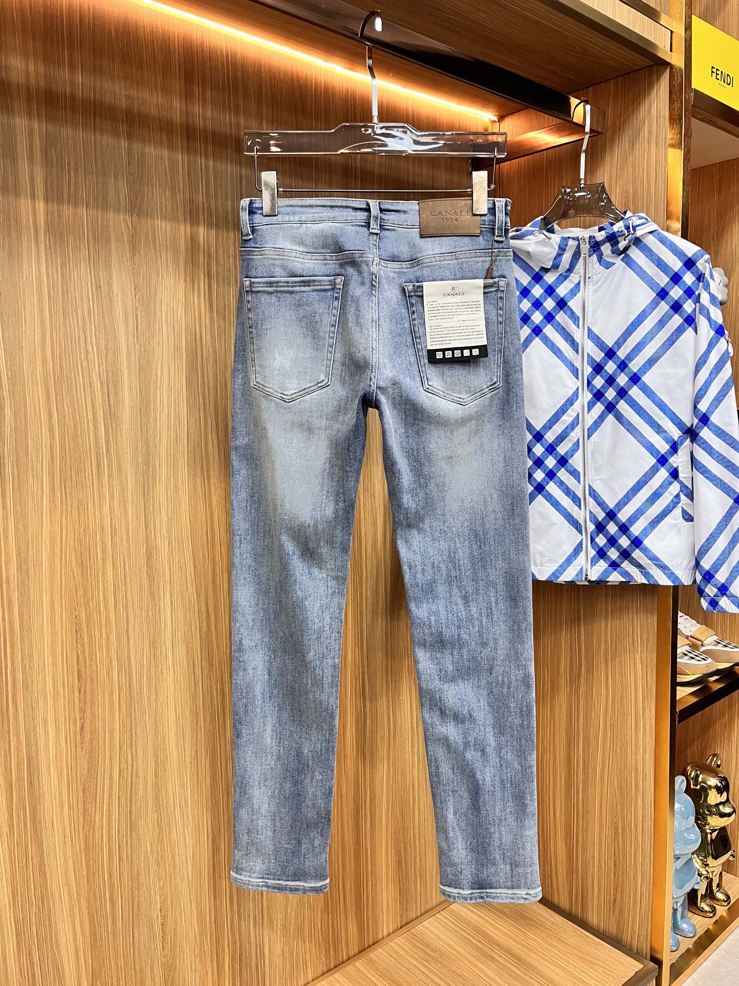 P540 CANALI Fall/Winter 2024! Versatile style Basic five-pocket model compound jeans Classic is very good with clothes Oh how to wear are very taste Breathable and comfortable with a slight elasticity unrestrained Original imported vintage anthracite denim fabric micro-stretch soft feel real low-key luxury is very suitable for fall and winter seasons to wear the standard straight Slim fit wear more comfortable unrestrained Accessories above the special attention to the exquisite original hardware lining are very solid! LWS focus is very cost-effective and very good quality worth buying!Size: 30-38jb13