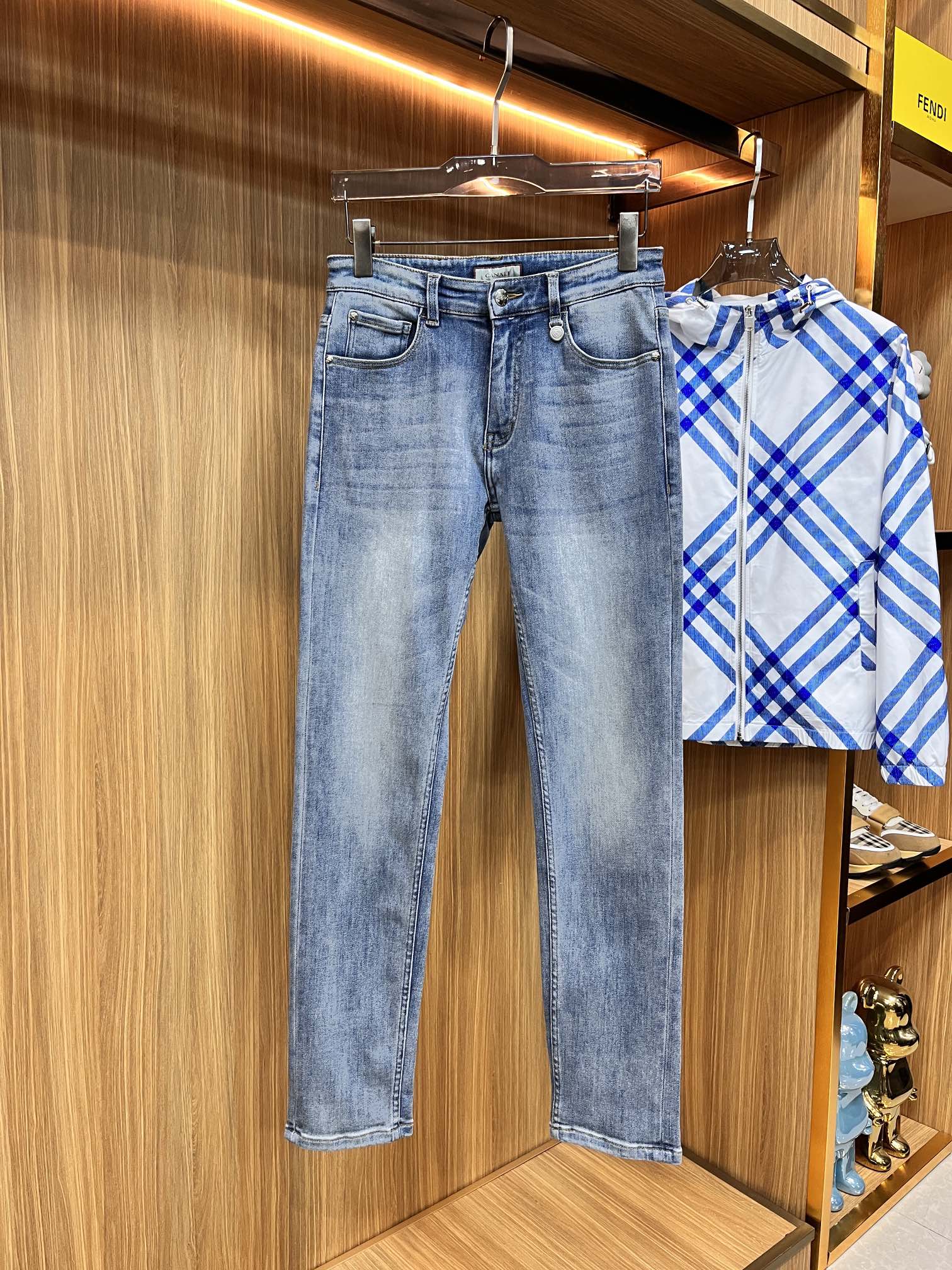 P540 CANALI Fall/Winter 2024! Versatile style Basic five-pocket model compound jeans Classic is very good with clothes Oh how to wear are very taste Breathable and comfortable with a slight elasticity unrestrained Original imported vintage anthracite denim fabric micro-stretch soft feel real low-key luxury is very suitable for fall and winter seasons to wear the standard straight Slim fit wear more comfortable unrestrained Accessories above the special attention to the exquisite original hardware lining are very solid! LWS focus is very cost-effective and very good quality worth buying!Size: 30-38jb13