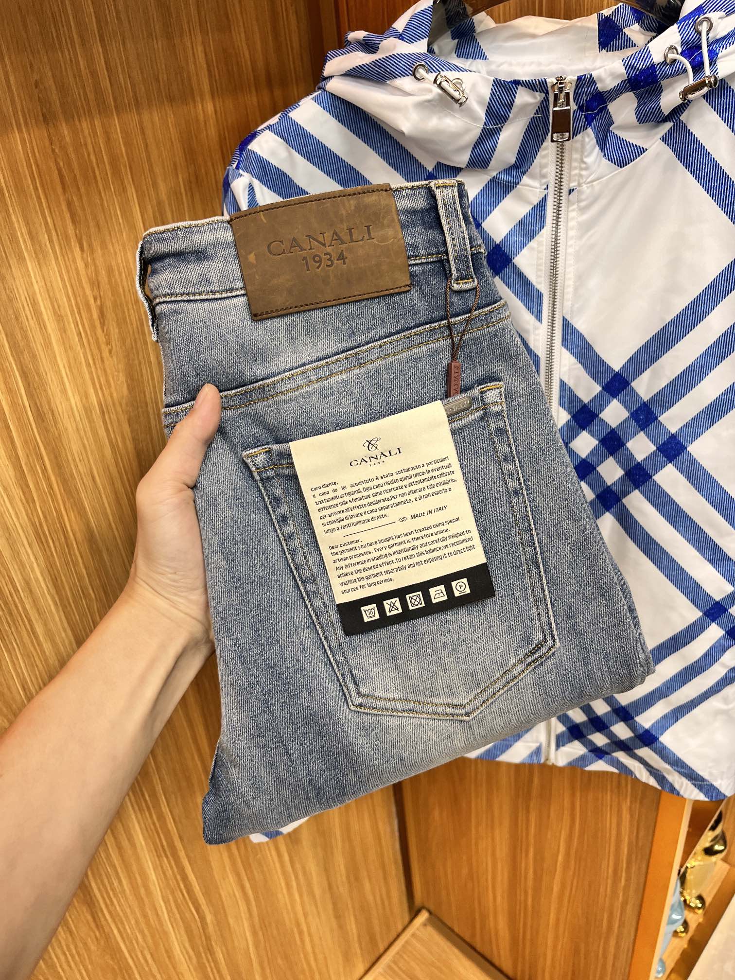 P540 CANALI Fall/Winter 2024! Versatile style Basic five-pocket model compound jeans Classic is very good with clothes Oh how to wear are very taste Breathable and comfortable with a slight elasticity unrestrained Original imported vintage anthracite denim fabric micro-stretch soft feel real low-key luxury is very suitable for fall and winter seasons to wear the standard straight Slim fit wear more comfortable unrestrained Accessories above the special attention to the exquisite original hardware lining are very solid! LWS focus is very cost-effective and very good quality worth buying! Size:30-38jb13-high imitation bags
