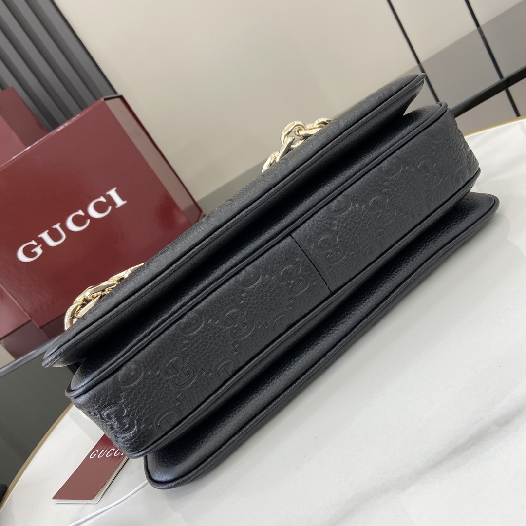 图片[4]-p1360 GUCCI Emblem系列小号肩背包
GG Emblem系列以创意设计和创新功能焕新诠释经典图案匠心缔造未来数年的珍藏之选这款小号肩背包焕新演绎品牌全新标志性单品系列精心配设三个隔层和一条浅金色调链式肩带另随附一条皮革肩带可供斜挎背携
黑色GG粒面皮革
浅金色调配件
棕色棉麻混纺衬里
本商品另配有皮革肩带
内部：3个隔层
链式肩带（21厘米高）
拉链开合
重量：约0.9千克
最大可容纳：iPhone Pro Max/Plus、Airpods耳机、长款钱包和唇膏
型号：815263
尺寸：29（长）x 17（宽）x 10cm（厚）
颜色：黑压全皮/
意大利创作-高仿包包
