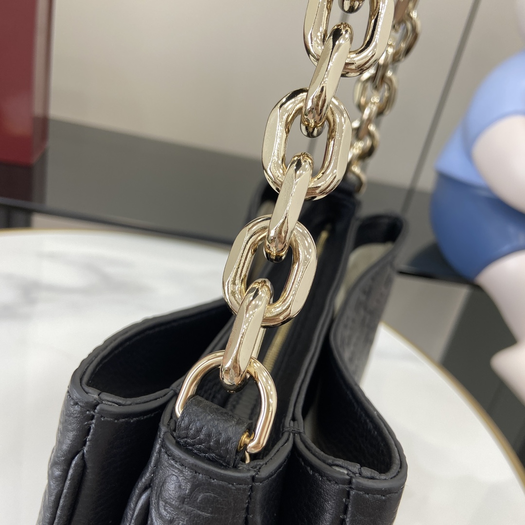 图片[6]-p1360 GUCCI Emblem系列小号肩背包
GG Emblem系列以创意设计和创新功能焕新诠释经典图案匠心缔造未来数年的珍藏之选这款小号肩背包焕新演绎品牌全新标志性单品系列精心配设三个隔层和一条浅金色调链式肩带另随附一条皮革肩带可供斜挎背携
黑色GG粒面皮革
浅金色调配件
棕色棉麻混纺衬里
本商品另配有皮革肩带
内部：3个隔层
链式肩带（21厘米高）
拉链开合
重量：约0.9千克
最大可容纳：iPhone Pro Max/Plus、Airpods耳机、长款钱包和唇膏
型号：815263
尺寸：29（长）x 17（宽）x 10cm（厚）
颜色：黑压全皮/
意大利创作-高仿包包
