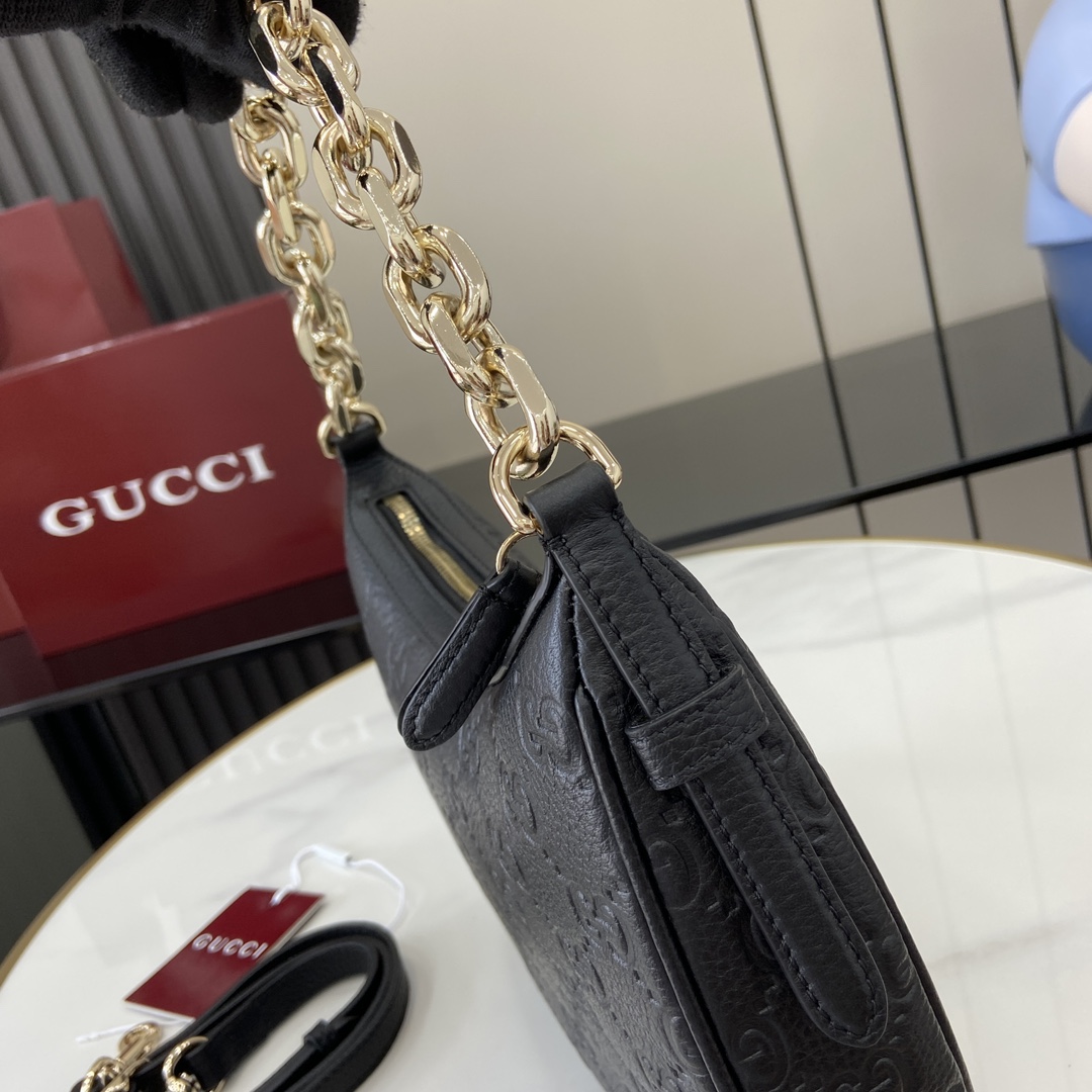 图片[5]-p1080 GUCCI Emblem系列小号肩背包
GG Emblem系列以创意设计和创新功能焕新诠释经典图案匠心缔造未来数年的珍藏之选这款小号半月形包焕新演绎品牌全新标志性单品系列精心配设一条浅金色调链式肩带另随附一条皮革肩带可供斜挎背携
黑色GG粒面皮革
浅金色调配件
棕色棉麻混纺衬里
本商品另配有皮革肩带
内部：1个拉链袋
链式肩带（15厘米高）
拉链开合
重量：约0.55千克
最大可容纳：iPhone Pro Max/Plus、Airpods耳机、长款钱包和唇膏
型号：815409
尺寸：25.5（长）x 20（宽）x 5cm（厚）
颜色：黑压全皮/
意大利创作-高仿包包