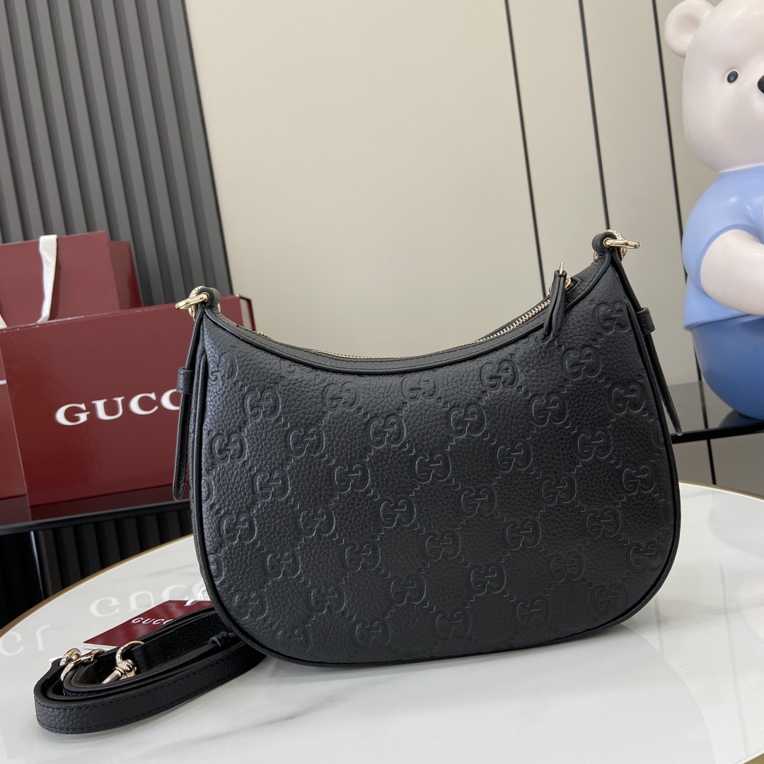 图片[3]-p1080 GUCCI Emblem系列小号肩背包
GG Emblem系列以创意设计和创新功能焕新诠释经典图案匠心缔造未来数年的珍藏之选这款小号半月形包焕新演绎品牌全新标志性单品系列精心配设一条浅金色调链式肩带另随附一条皮革肩带可供斜挎背携
黑色GG粒面皮革
浅金色调配件
棕色棉麻混纺衬里
本商品另配有皮革肩带
内部：1个拉链袋
链式肩带（15厘米高）
拉链开合
重量：约0.55千克
最大可容纳：iPhone Pro Max/Plus、Airpods耳机、长款钱包和唇膏
型号：815409
尺寸：25.5（长）x 20（宽）x 5cm（厚）
颜色：黑压全皮/
意大利创作-高仿包包
