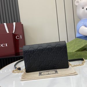 p680 GUCCI Emblem系列超柔软荔克色压花/全皮链条包
型号：818705
尺寸：20（长）x 12.5（宽) x 4cm（厚）
颜色：黑色全皮/
意大利创作-高仿包包