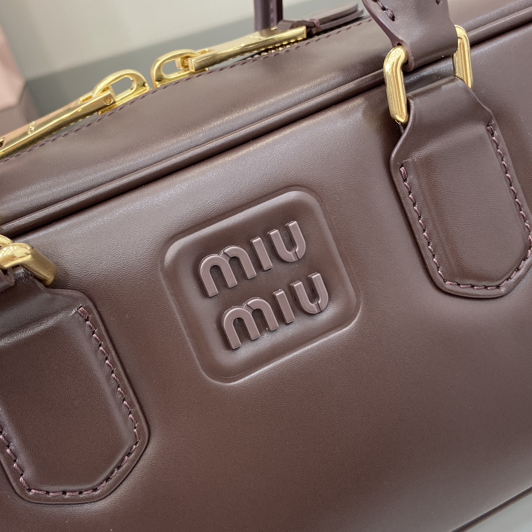 p1720 miumiu miu Arcadie Cowhide Medium (27cm) Bowling Tote/Crossbody ~ Cognac Cowhide This Arcadic handbag highlights the unique concept that fashion is a reflection of reality translated into material form with a metal hardware finish mirroring the monogrammed logo exquisite workmanship extraordinary highlights the recognizable classic style dynamic and elegant lines With adjustable detachable shoulder strap presents a practical and versatile design with modern appealDetachable adjustable shoulder strap with zipper closurePainted metal letter logo on front with lining and zipper pocket with studsModel No.: 5BB148Size: 27 (L) x 12 (W) x 9cm (Thick)Color: Grey/-High quality imitation factory