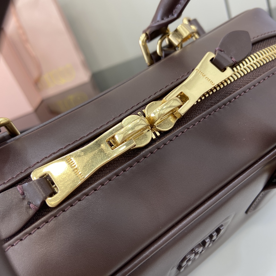 p1720 miumiu miu Arcadie Cowhide Medium (27cm) Bowling Tote/Crossbody ~ Cognac Cowhide This Arcadic handbag highlights the unique concept that fashion is a reflection of reality translated into material form with a metal hardware finish mirroring the monogrammed logo exquisite workmanship extraordinary highlights the recognizable classic style dynamic and elegant lines With adjustable detachable shoulder strap presents a practical and versatile design with modern appealDetachable adjustable shoulder strap with zipper closurePainted metal letter logo on front with lining and zipper pocket with studsModel No.: 5BB148Size: 27 (L) x 12 (W) x 9cm (Thick)Color: Grey/-High quality imitation factory