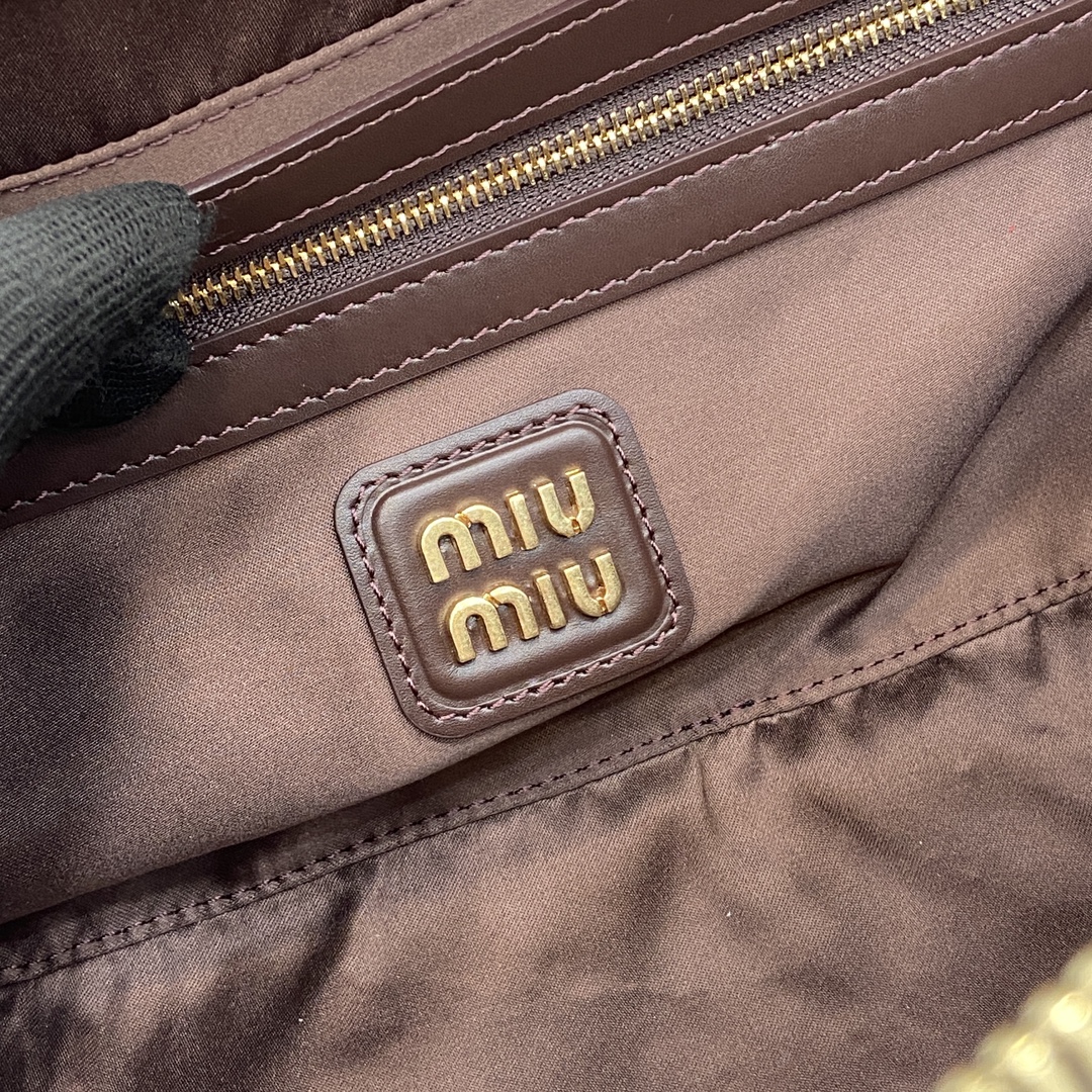 p1720 miumiu miu Arcadie Cowhide Medium (27cm) Bowling Tote/Crossbody ~ Cognac Cowhide This Arcadic handbag highlights the unique concept that fashion is a reflection of reality translated into material form with a metal hardware finish mirroring the monogrammed logo exquisite workmanship extraordinary highlights the recognizable classic style dynamic and elegant lines With adjustable detachable shoulder strap presents a practical and versatile design with modern appealDetachable adjustable shoulder strap with zipper closurePainted metal letter logo on front with lining and zipper pocket with studsModel No.: 5BB148Size: 27 (L) x 12 (W) x 9cm (Thick)Color: Grey/-High quality imitation factory