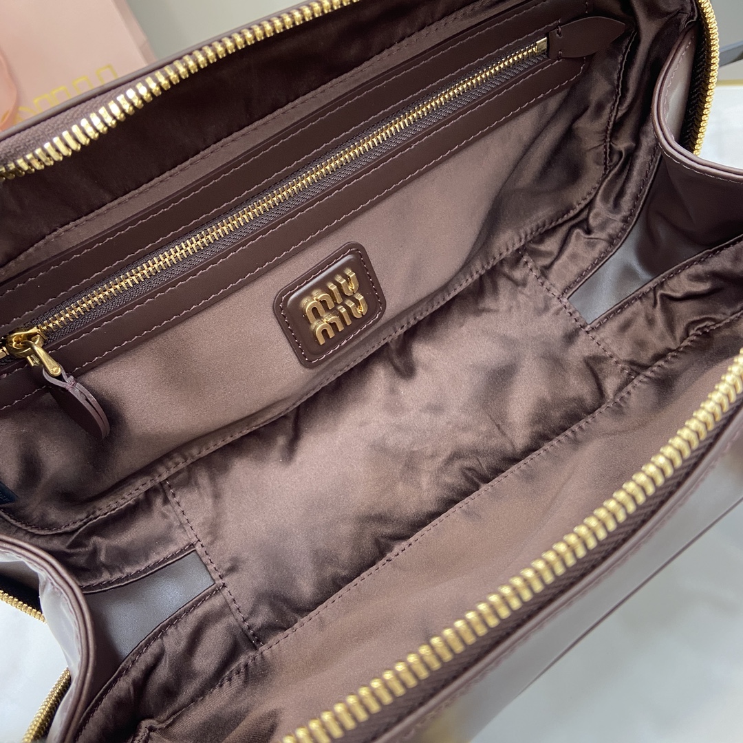 p1720 miumiu miu Arcadie Cowhide Medium (27cm) Bowling Tote/Crossbody ~ Cognac Cowhide This Arcadic handbag highlights the unique concept that fashion is a reflection of reality translated into material form with a metal hardware finish mirroring the monogrammed logo exquisite workmanship extraordinary highlights the recognizable classic style dynamic and elegant lines With adjustable detachable shoulder strap presents a practical and versatile design with modern appealDetachable adjustable shoulder strap with zipper closurePainted metal letter logo on front with lining and zipper pocket with studsModel No.: 5BB148Size: 27 (L) x 12 (W) x 9cm (Thick)Color: Grey/-High quality imitation factory