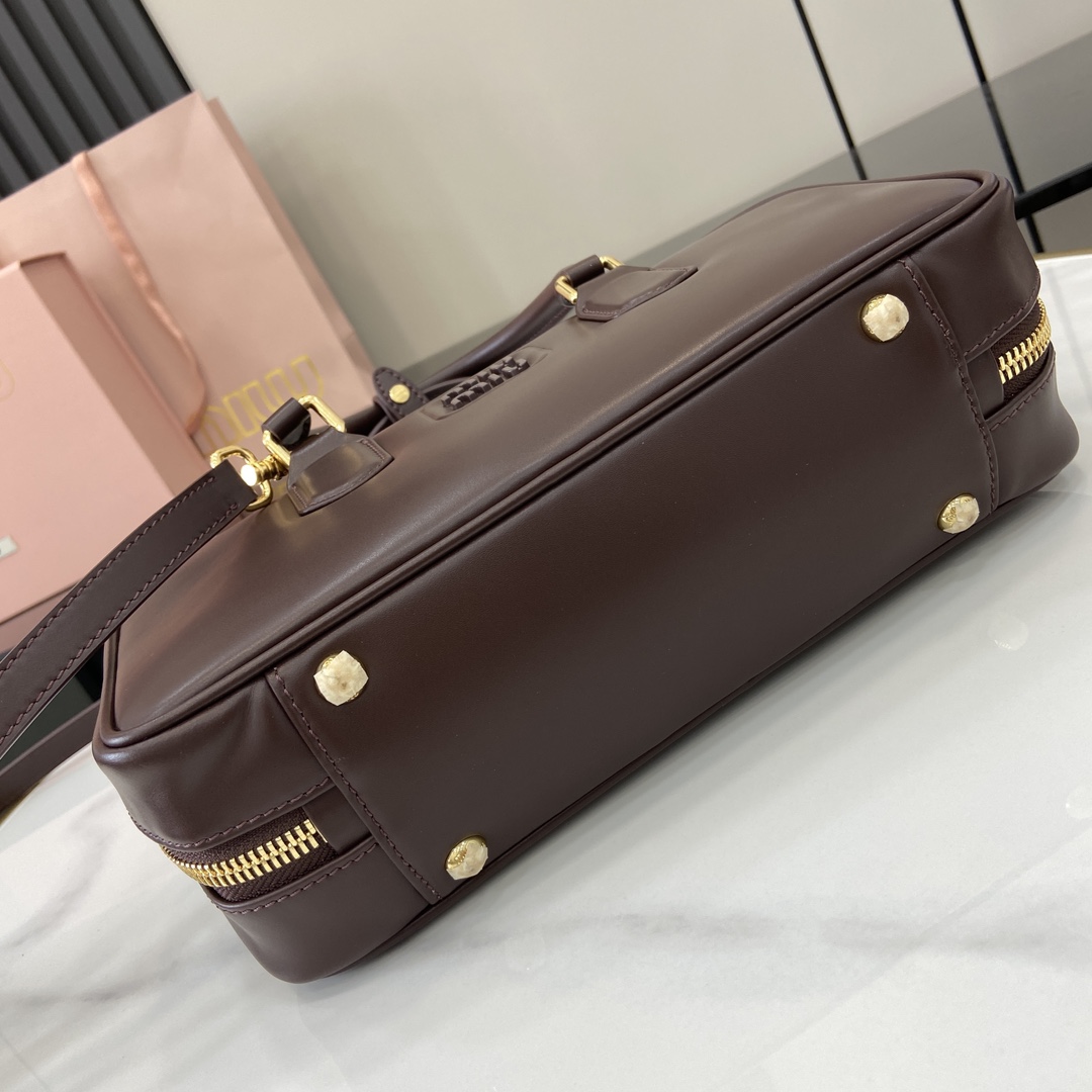 p1720 miumiu miu Arcadie Cowhide Medium (27cm) Bowling Tote/Crossbody ~ Cognac Cowhide This Arcadic handbag highlights the unique concept that fashion is a reflection of reality translated into material form with a metal hardware finish mirroring the monogrammed logo exquisite workmanship extraordinary highlights the recognizable classic style dynamic and elegant lines With adjustable detachable shoulder strap presents a practical and versatile design with modern appealDetachable adjustable shoulder strap with zipper closurePainted metal letter logo on front with lining and zipper pocket with studsModel No.: 5BB148Size: 27 (L) x 12 (W) x 9cm (Thick)Color: Grey/-High quality imitation factory