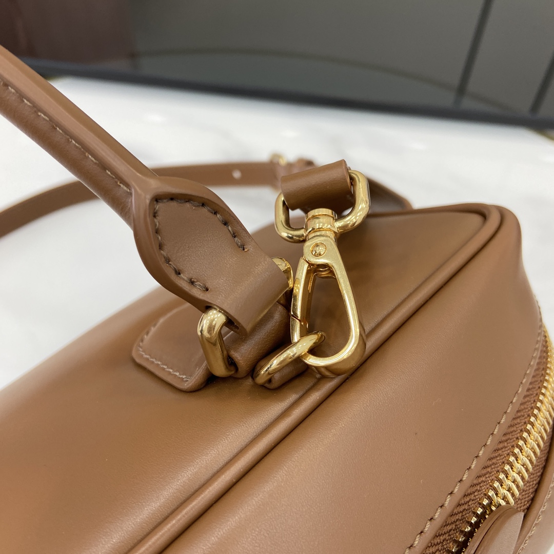 图片[8]-p1720 miumiu缪缪Arcadie 牛皮革中号(27cm)保龄球手提包/斜挎包～干邑色牛皮
这款Arcadic手袋彰显独特的理念即时装是对现实的反映转译为物质形态的工具与金属五金配件的饰面相辉映的字母徽标精致做工卓尔不凡彰显极具辨识度的经典格调动感优雅线条搭配可调式可拆卸肩带呈现富有现代魅力的实用百搭设计
可拆卸可调式肩带
拉链开合
正面涂漆金属字母徽标
带衬里配拉链口袋
配脚钉
型号：5BB148
尺寸：27（长）x 12（宽）x 9cm（厚）
颜色：棕色/-高仿包包