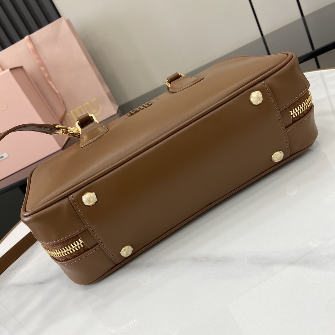 图片[4]-p1720 miumiu缪缪Arcadie 牛皮革中号(27cm)保龄球手提包/斜挎包～干邑色牛皮
这款Arcadic手袋彰显独特的理念即时装是对现实的反映转译为物质形态的工具与金属五金配件的饰面相辉映的字母徽标精致做工卓尔不凡彰显极具辨识度的经典格调动感优雅线条搭配可调式可拆卸肩带呈现富有现代魅力的实用百搭设计
可拆卸可调式肩带
拉链开合
正面涂漆金属字母徽标
带衬里配拉链口袋
配脚钉
型号：5BB148
尺寸：27（长）x 12（宽）x 9cm（厚）
颜色：棕色/-高仿包包