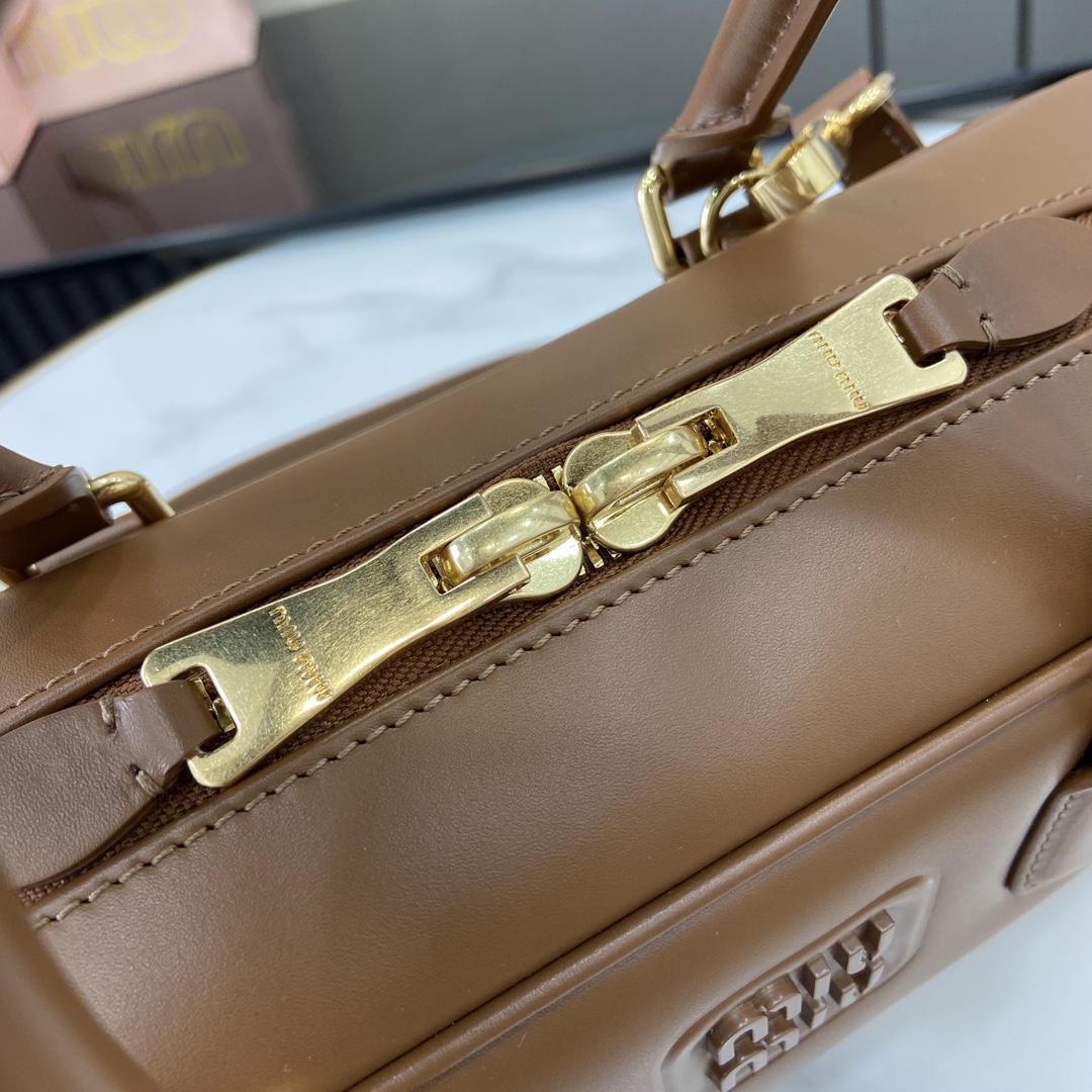 图片[6]-p1720 miumiu缪缪Arcadie 牛皮革中号(27cm)保龄球手提包/斜挎包～干邑色牛皮
这款Arcadic手袋彰显独特的理念即时装是对现实的反映转译为物质形态的工具与金属五金配件的饰面相辉映的字母徽标精致做工卓尔不凡彰显极具辨识度的经典格调动感优雅线条搭配可调式可拆卸肩带呈现富有现代魅力的实用百搭设计
可拆卸可调式肩带
拉链开合
正面涂漆金属字母徽标
带衬里配拉链口袋
配脚钉
型号：5BB148
尺寸：27（长）x 12（宽）x 9cm（厚）
颜色：棕色/-高仿包包